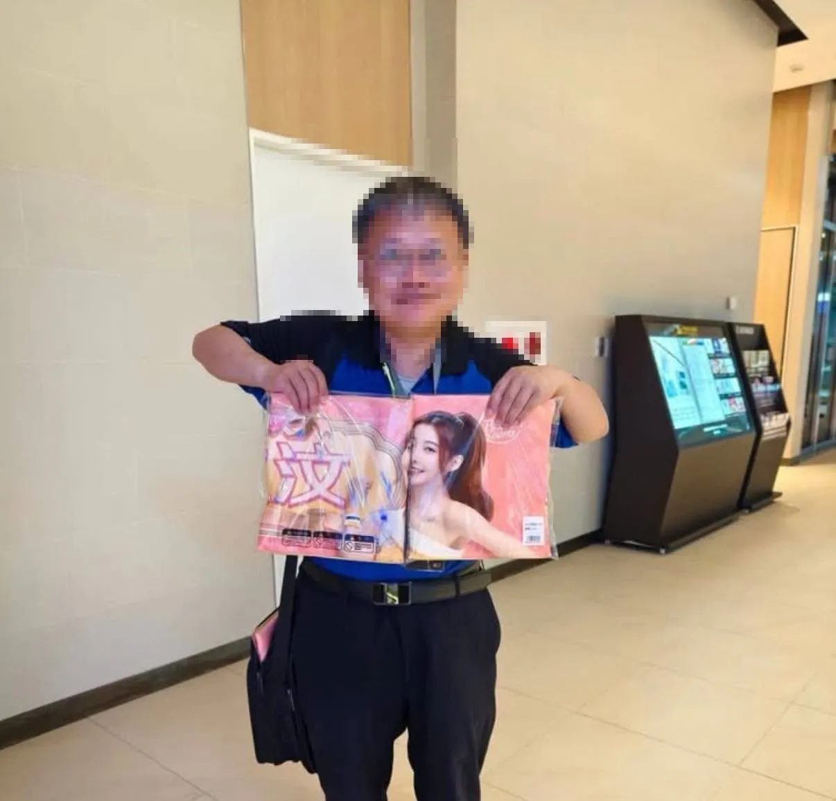 中信兄弟啦啦隊汶汶6月遭許姓粉絲持刀刺傷頸部，3名工作人員制止時也受傷，檢檢方查出，許男自2023年起持續參與汶汶的拍攝活動，後來不僅頻繁私訊，更曾購買同班高鐵車票尾隨，涉嫌長期跟蹤騷擾。（圖／翻攝自許男臉書）