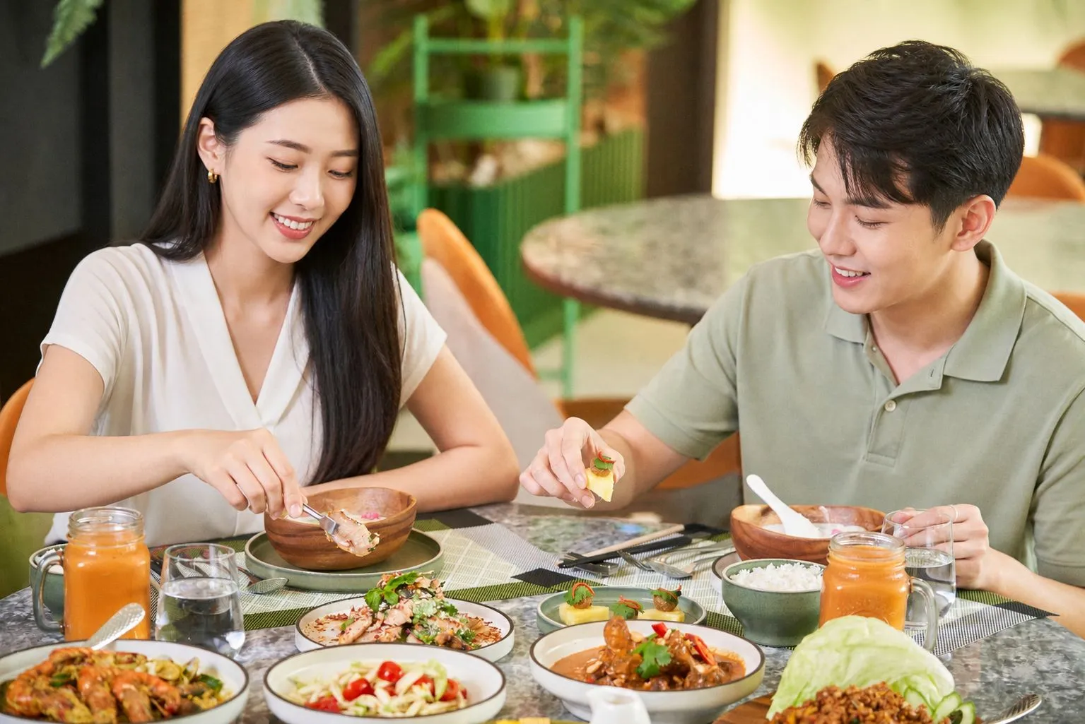 凱撒飯店連鎖ITF線上旅展同步推出多元餐飲方案，涵蓋自助餐、特色料理及聚餐體驗，讓旅客在規劃秋冬假期之餘，也能享受豐富的美食時光。(圖/業者提供)