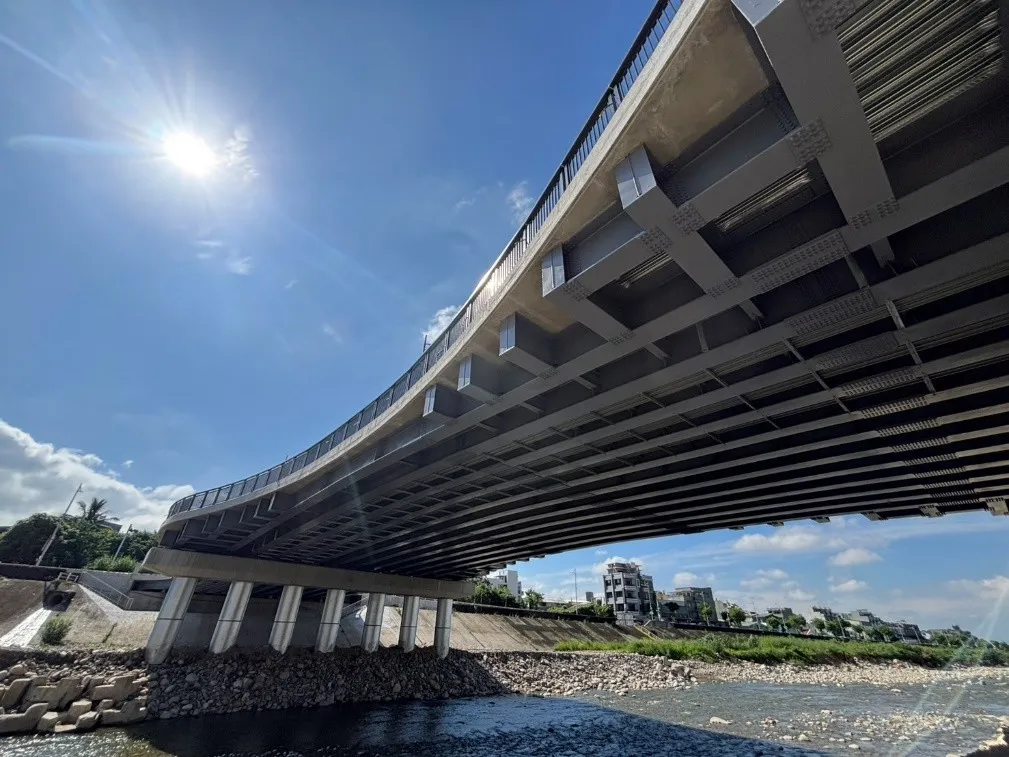 「坪林新橋」全橋鋼構採用熱浸鍍鋅加塗裝，耐用年限達100年以上，建橋工程獲得勞動部職安署20屆優良工程金安獎優等，與台中市政府金安心計畫優良工程特優。(圖/台中市政府)