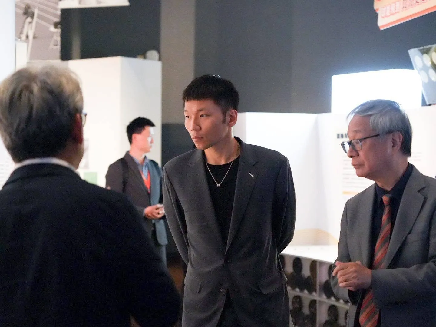 運動部長李洋透露自己接任部長後便準備好西裝，希望表達對國會的尊重。（圖／翻攝自李洋臉書）
