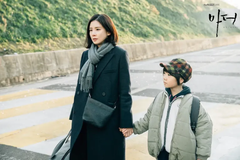 最好看日劇改編韓劇第1名：李寶英、許律《母親》｜豆瓣評價：8.6分（圖／取自微博）