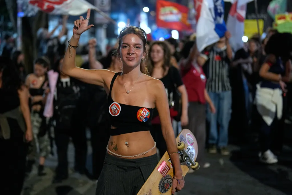 支持現任總統魯拉的年輕巴西女選民。（美聯社）