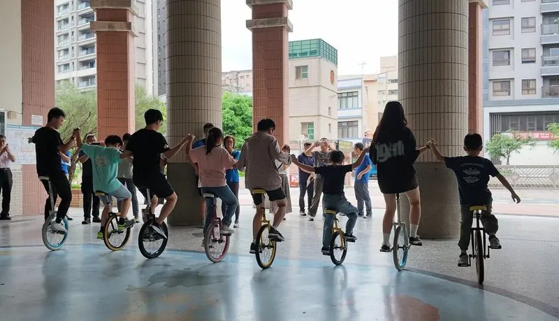 獨輪車活動學員與陪伴者戶外合影，透過共同參與，為孩子累積運動與交流經驗。（圖/吳旭智競辦提供）