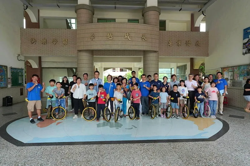 孩子在成人扶持下練習騎乘獨輪車，透過反覆嘗試，逐步掌握平衡與前進節奏。（圖/吳旭智競辦提供）