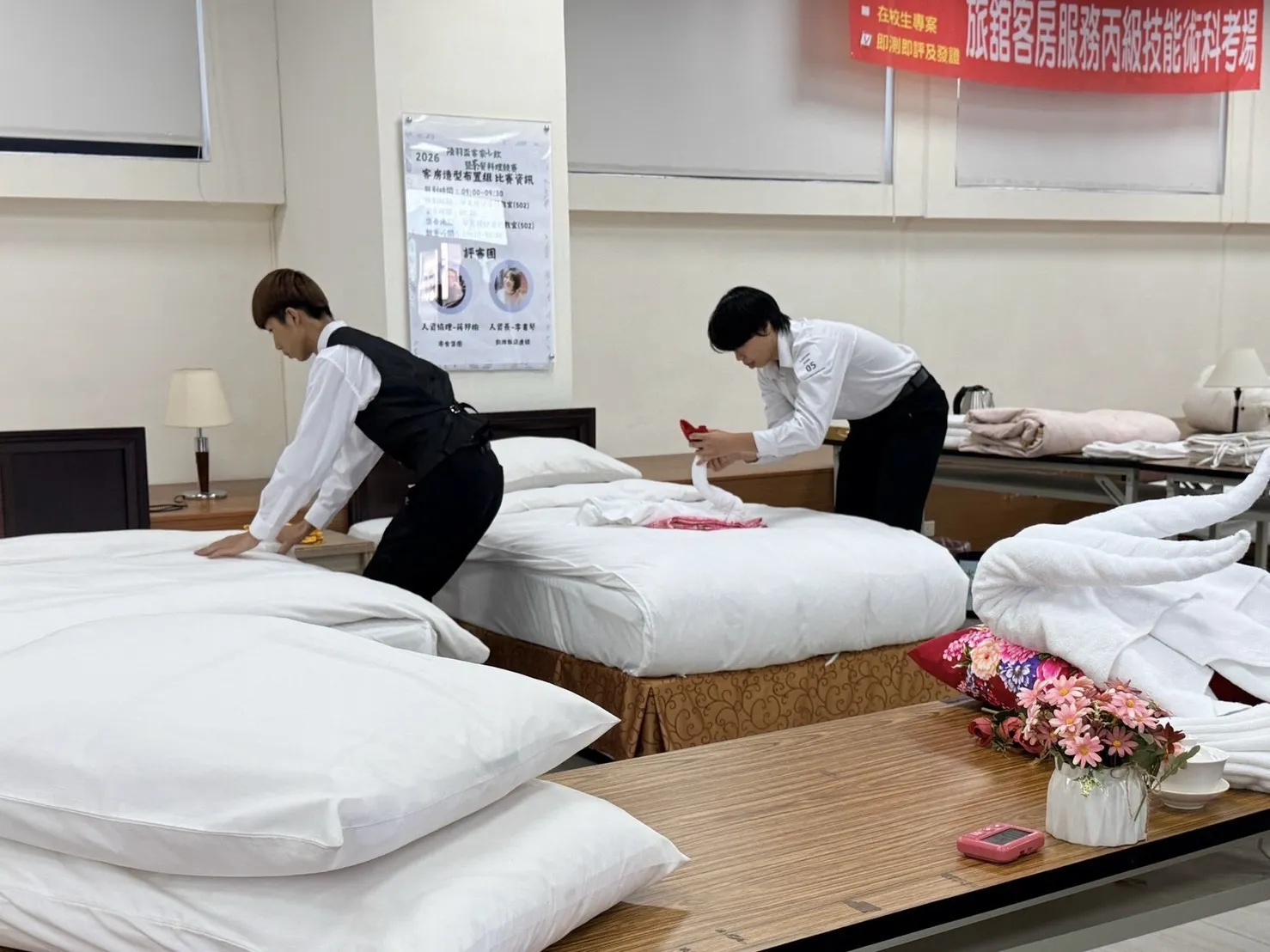 創意客房賽場結合床鋪整理、毛巾造型與花藝佈置，展現選手的房務技巧及空間美感。（照片/宏國德霖科大提供）