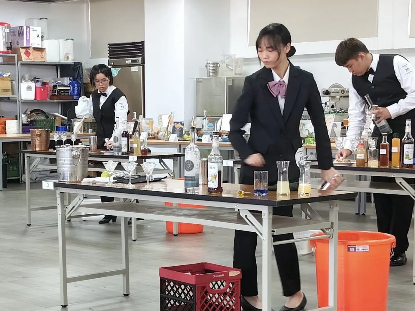 創意飲調選手在操作台前調製飲品，從材料搭配到出杯呈現，比拚專業技巧與創意。（照片/宏國德霖科大提供）