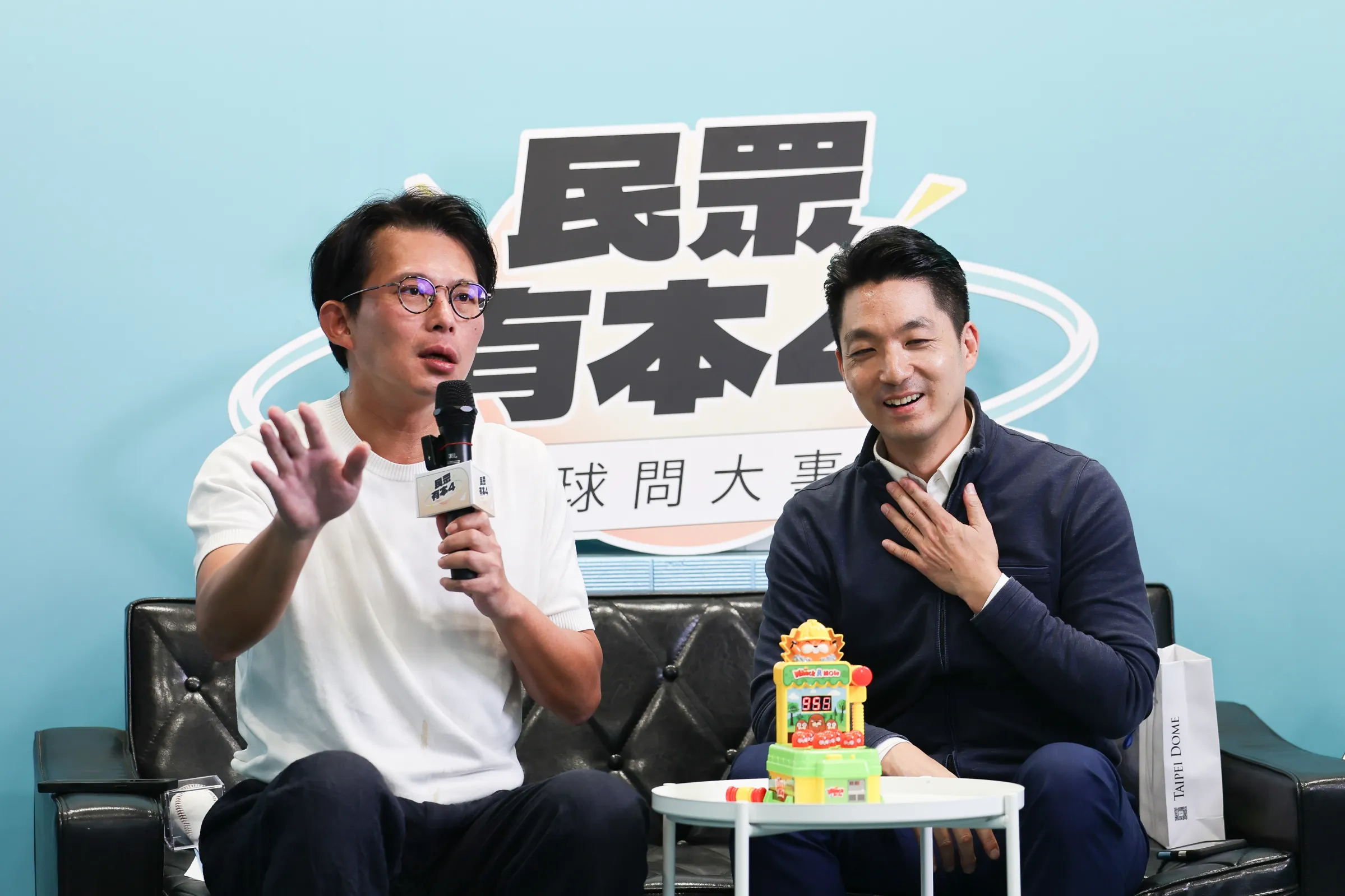 民衆党の黄国昌主席（左）は、蒋万安台北市長（右）とライブ配信で共演したのは、台北市研考会の殷瑋主任委員から頼まれたためだと説明した。（資料写真、陳品佑撮影）
