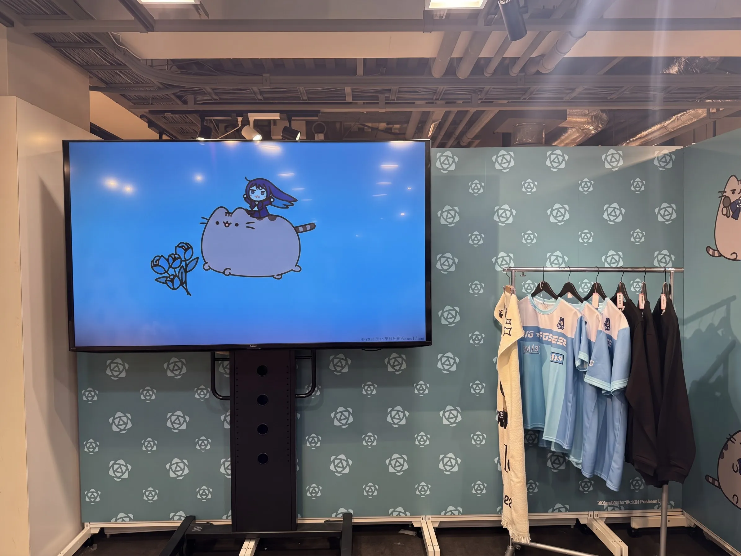 アメリカで高い人気を誇る猫キャラクター「Pusheen」が、熱烈なファンであるAdoとの初コラボPOP UPを渋谷で開幕し、日本市場におけるブランド本格展開を開始した。黃信維
