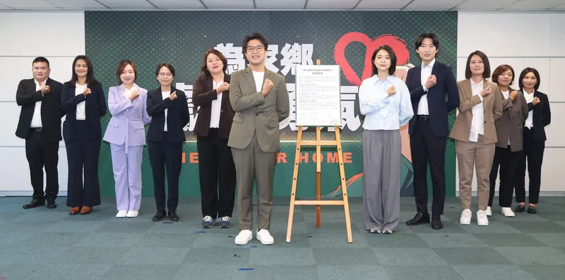 民進党が10月16日に開催した地方新世代候補者推薦記者会見に、沈伯洋氏と若手候補者が出席。（中央社）