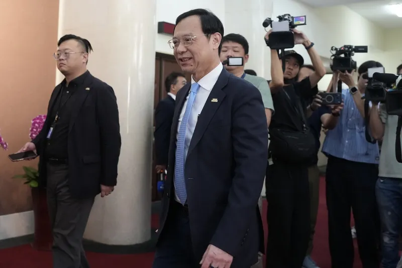 民眾黨團拚排審長者免健保費　石崇良回應 台灣民眾黨團力拚16日在立法院會提案三讀「老人福利法」部分條文修正草案，由中央有條件補助65歲以上免健保費。對此，衛福部長石崇良（前中）表示，天下沒有白吃的午餐，若以「身分別」補助保費，會轉嫁到其他人負擔。中央社記者徐肇昌攝115年10月16日