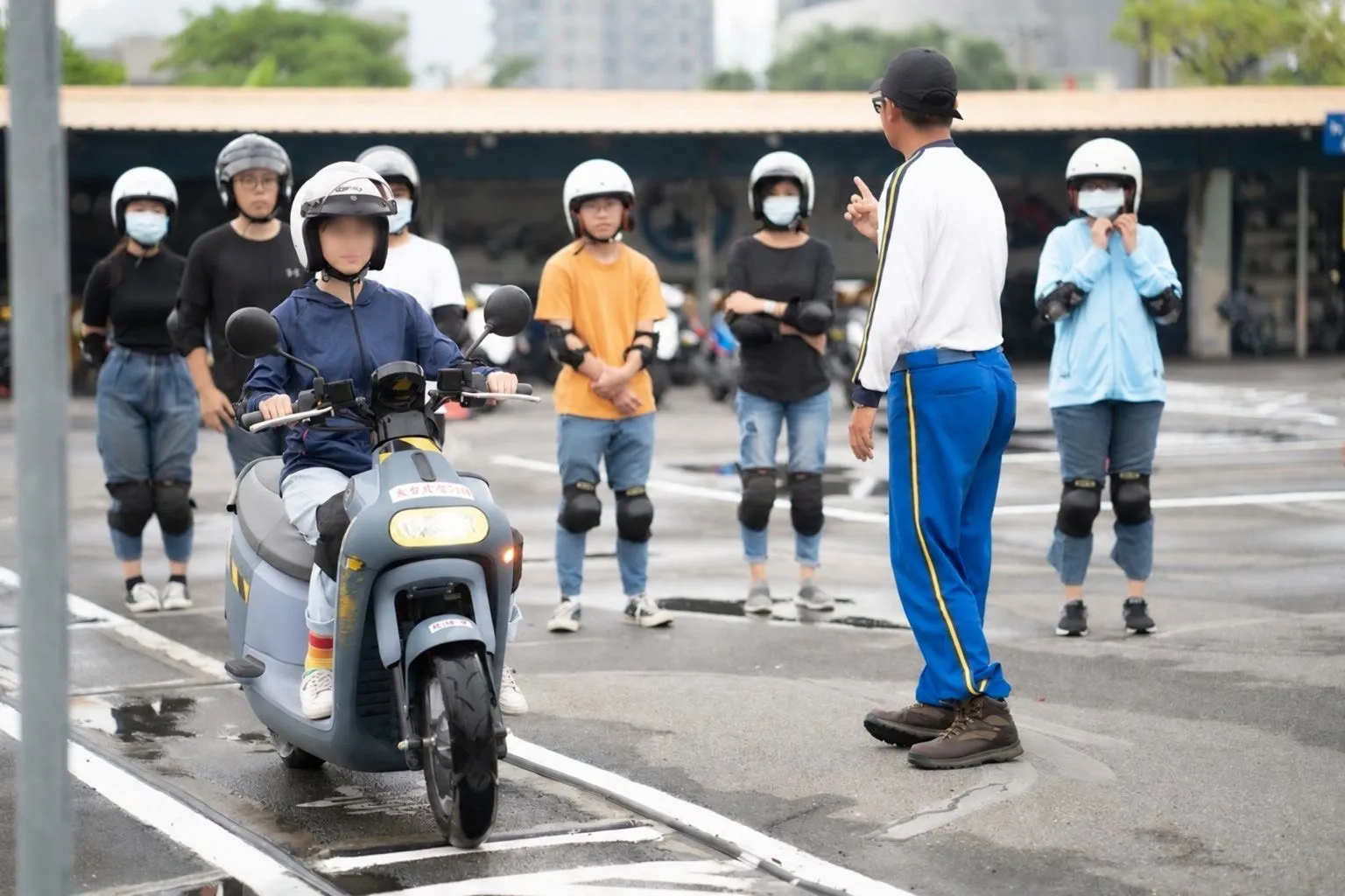 台灣順豐連續五年投入交通公益，今年贊助超過百位民眾參與機車駕訓，強化安全騎乘及防禦駕駛觀念。（台灣順豐提供）