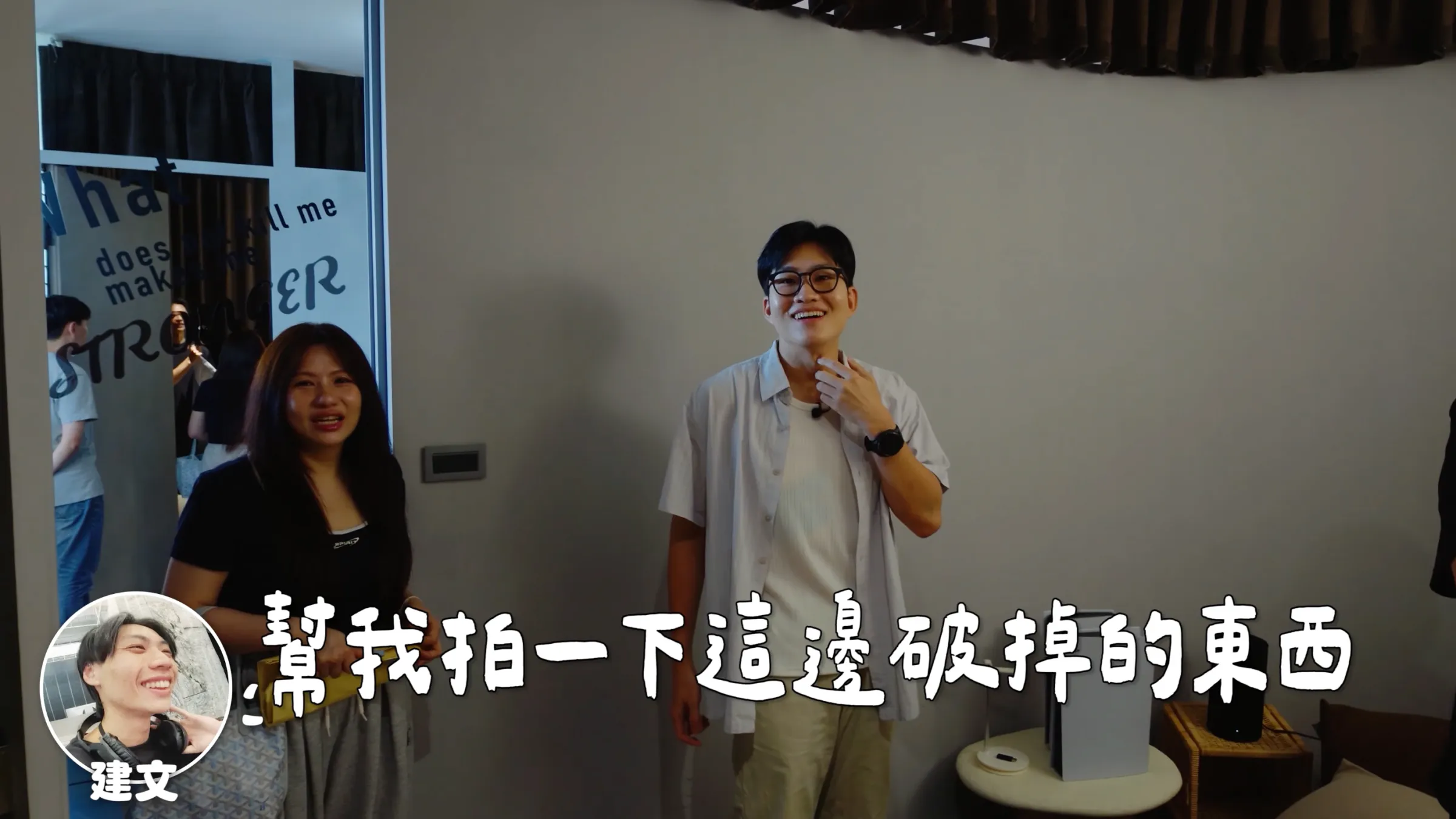 攝影師小朱事後準備現金,希望賠償電視損失,Joeman卻拒絕收下,直言「你是來工作的,不是來賠錢的」,引發網友好評。(圖/翻攝自Joeman YouTube)