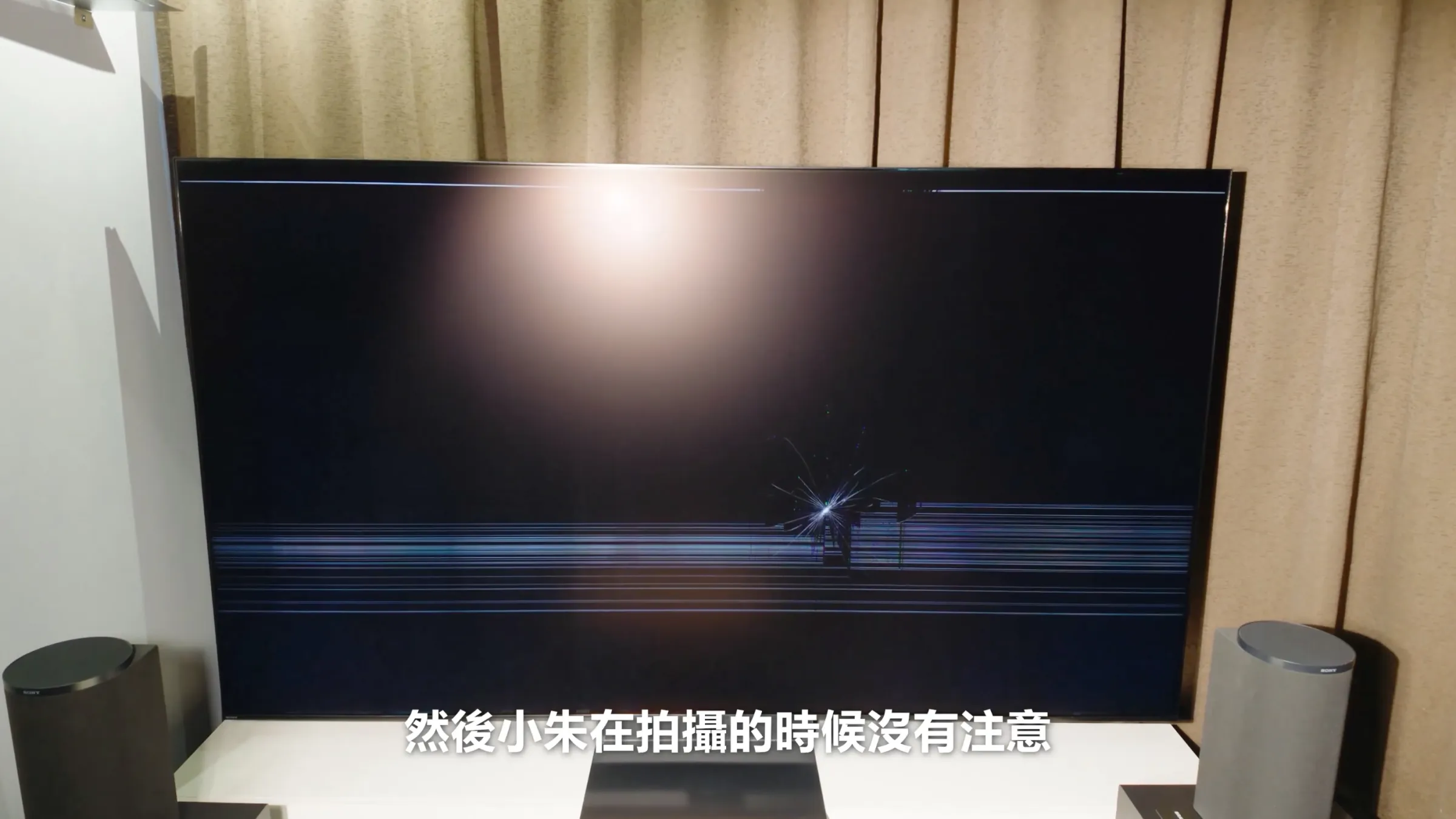 Sony緊急協助從海外調來另一台電視,讓Joeman順利完成開箱影片,不少網友笑稱,原本對電視沒興趣,卻因26萬元電視遭撞壞而點進影片。(圖/翻攝自Joeman YouTube)