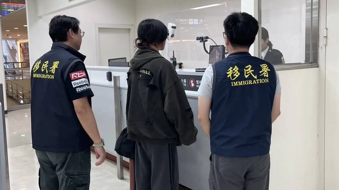 一名到台大交換的陸生拍下賴清德照片，並寫下「小小賴清德拿下」，遭移民署廢止入境許可並驅逐出境。（移民署提供）
