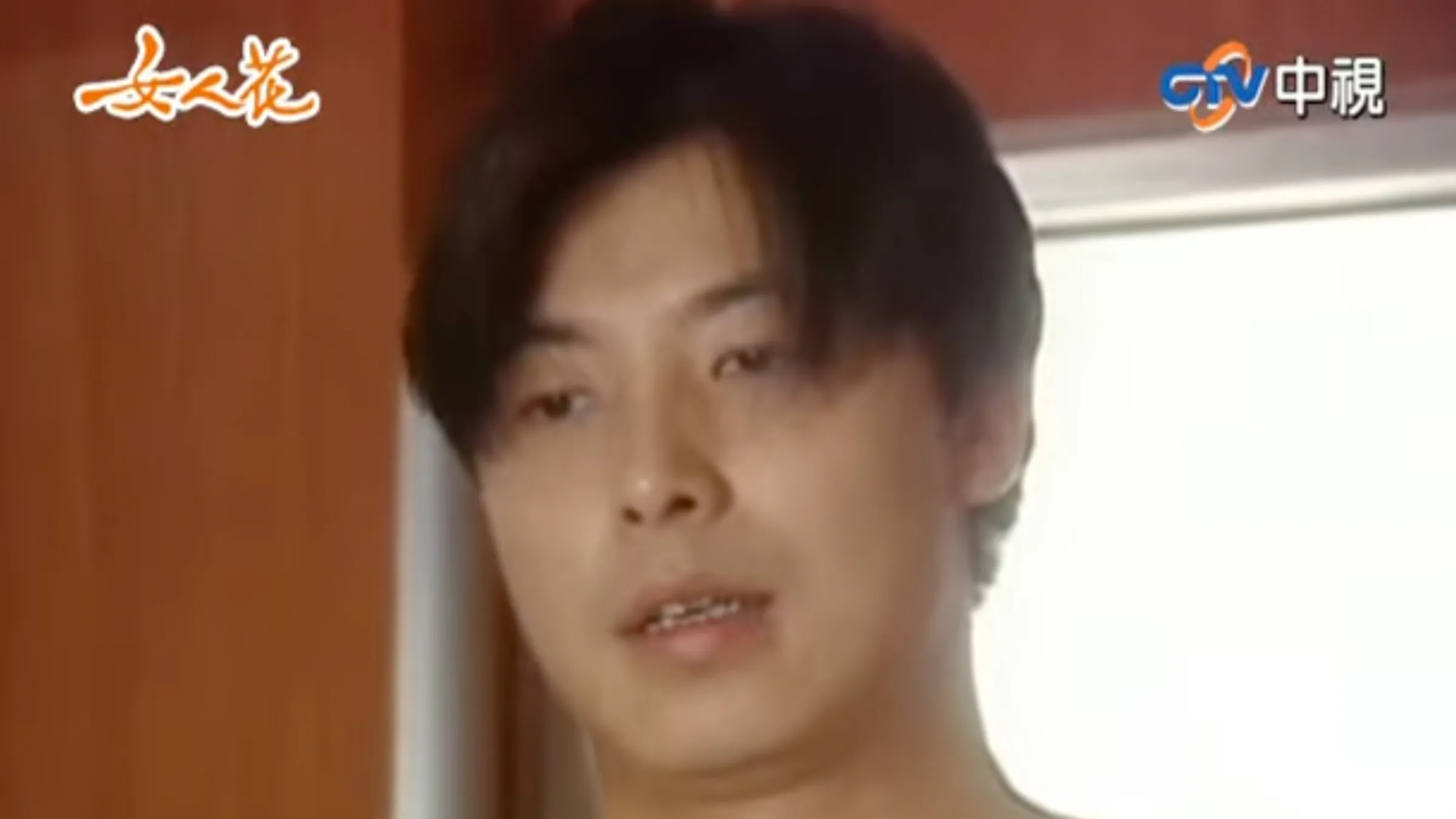 林煒昔日在《女人花》中裸露上半身、披著浴巾的帥氣模樣曝光，不少網友認為他神似許光漢，封他為「上古許光漢」。（圖／翻攝自中視戲劇花系列YouTube）