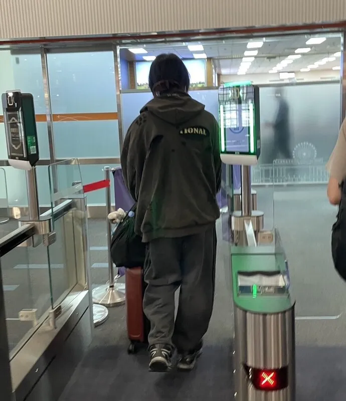中國交換生借位拍賴總統「捏頭照」　遭驅逐出境 總統賴清德出席「台灣橋樑計畫」閉幕式時，王姓中國交換生借位方式拍「手捏賴總統頭照」並搭統戰圖說，內政部移民署表示，依法廢止入境許可，16日驅逐出境。（移民署提供）中央社記者劉建邦傳真115年10月16日