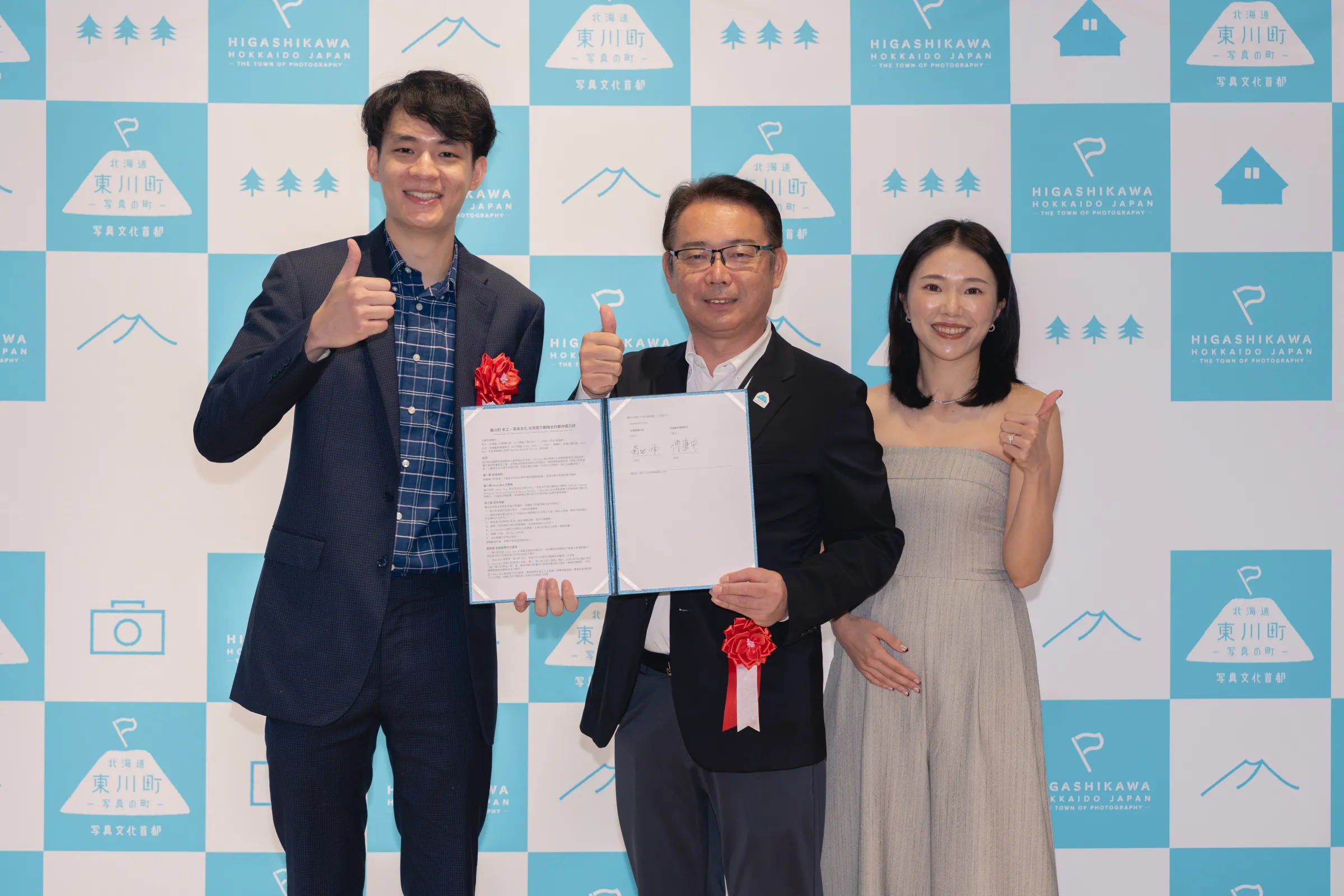 Dann Bed充個墊品牌主理人Kenny、東川町町長菊地伸、新家園沙發Tammy，由左至右，透過家具選品與文化交流推動台日合作。（圖/主辦單位提供）