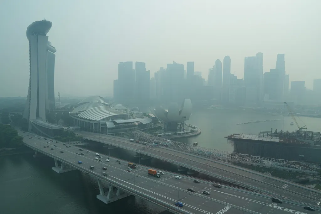 受到鄰居印尼森林大火影響，新加坡已經數週被霧霾與煙霧籠罩。（美聯社）