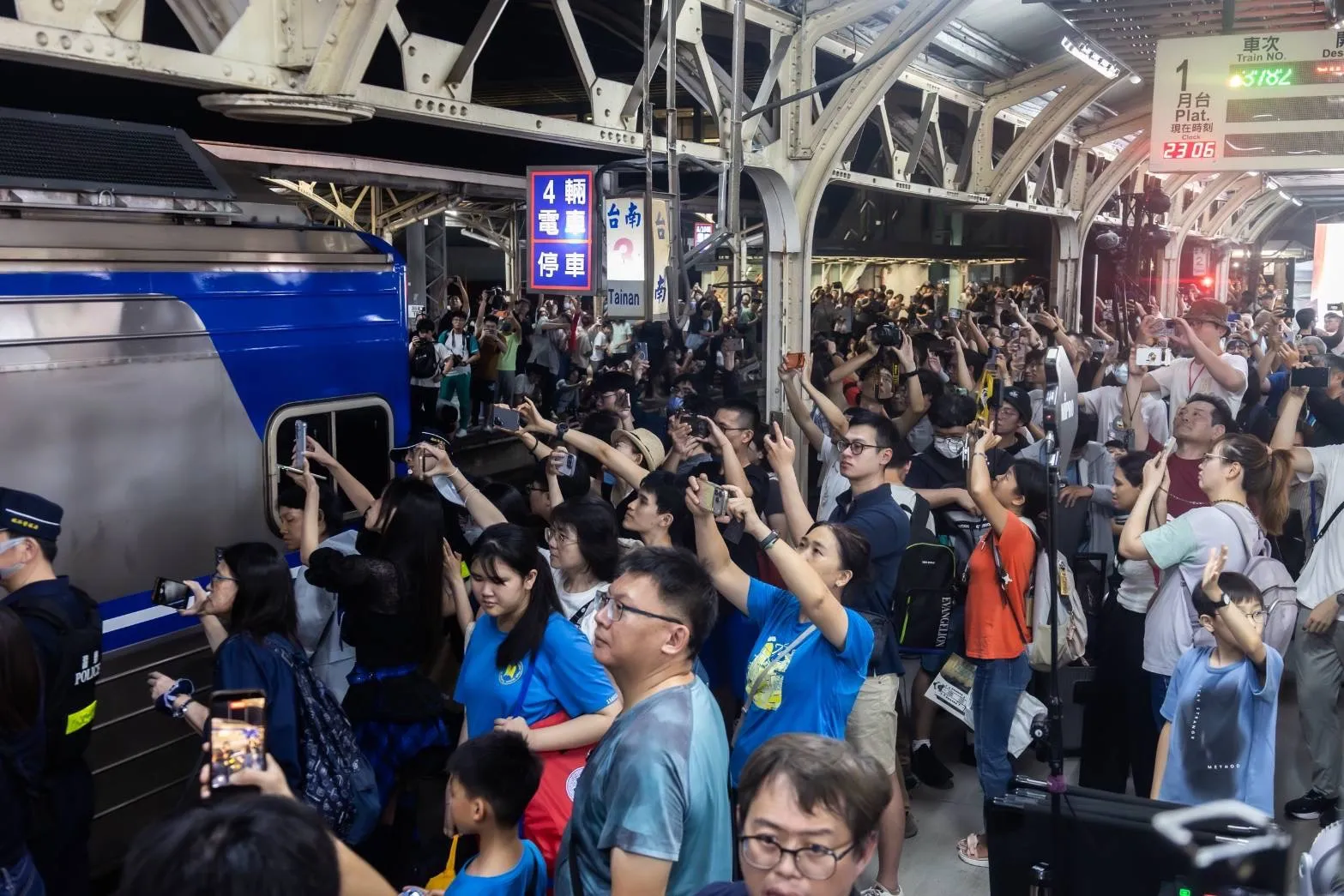 台南地面鐵道結束營運，許多民眾在月台拍照、揮手送別列車，留下鐵道記憶。（鐵道局提供）