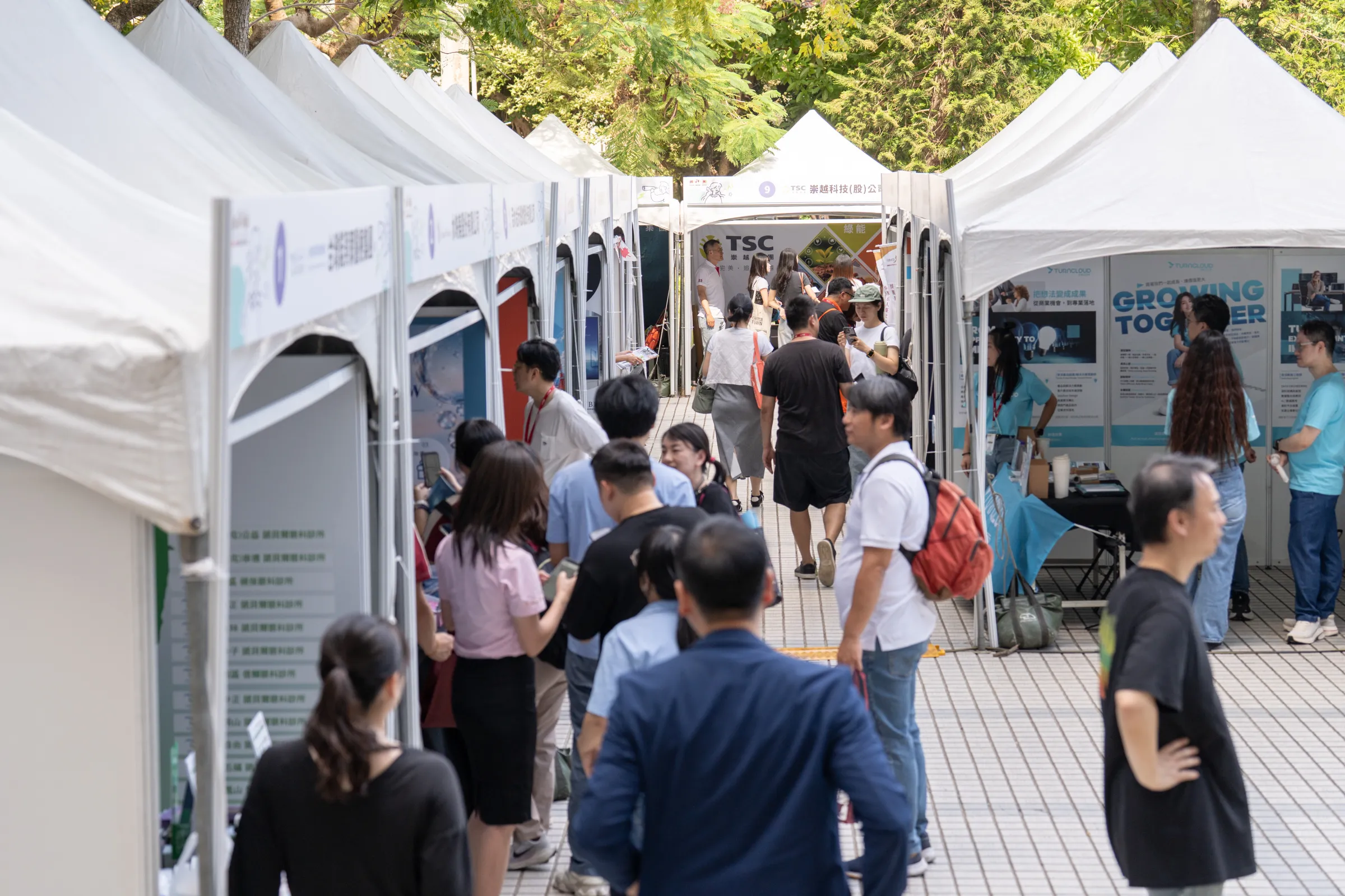 首屆企業博覽會集結45家企業與單位參展，參觀者穿梭展攤，了解企業特色並交流。（圖/台大管理學院提供）