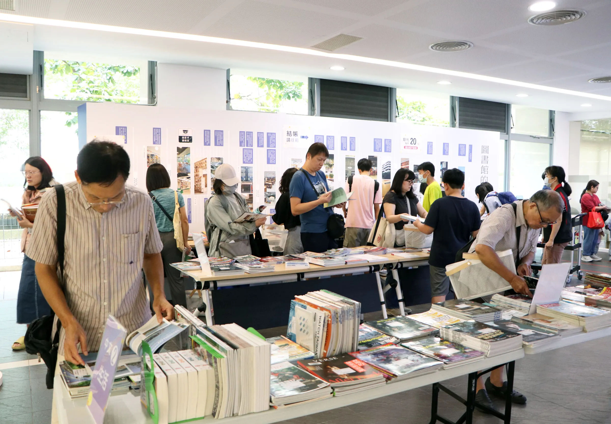 全市精選近3萬冊過期期刊販售，一大早就吸引眾多民眾（圖/新北市立圖書館）