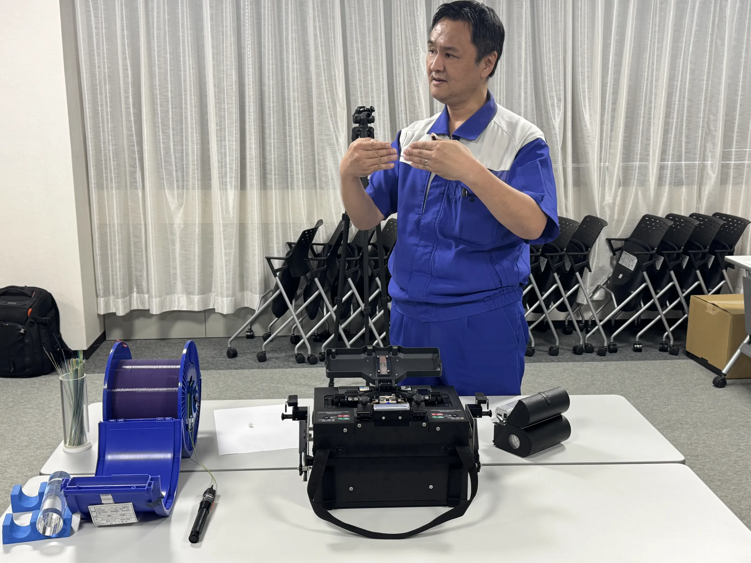 住友電工は伝送容量を2倍化する次世代2コア光ファイバの量産と過酷な深海を耐え抜く接続技術を確立し、生成AI時代の世界通信を支える。