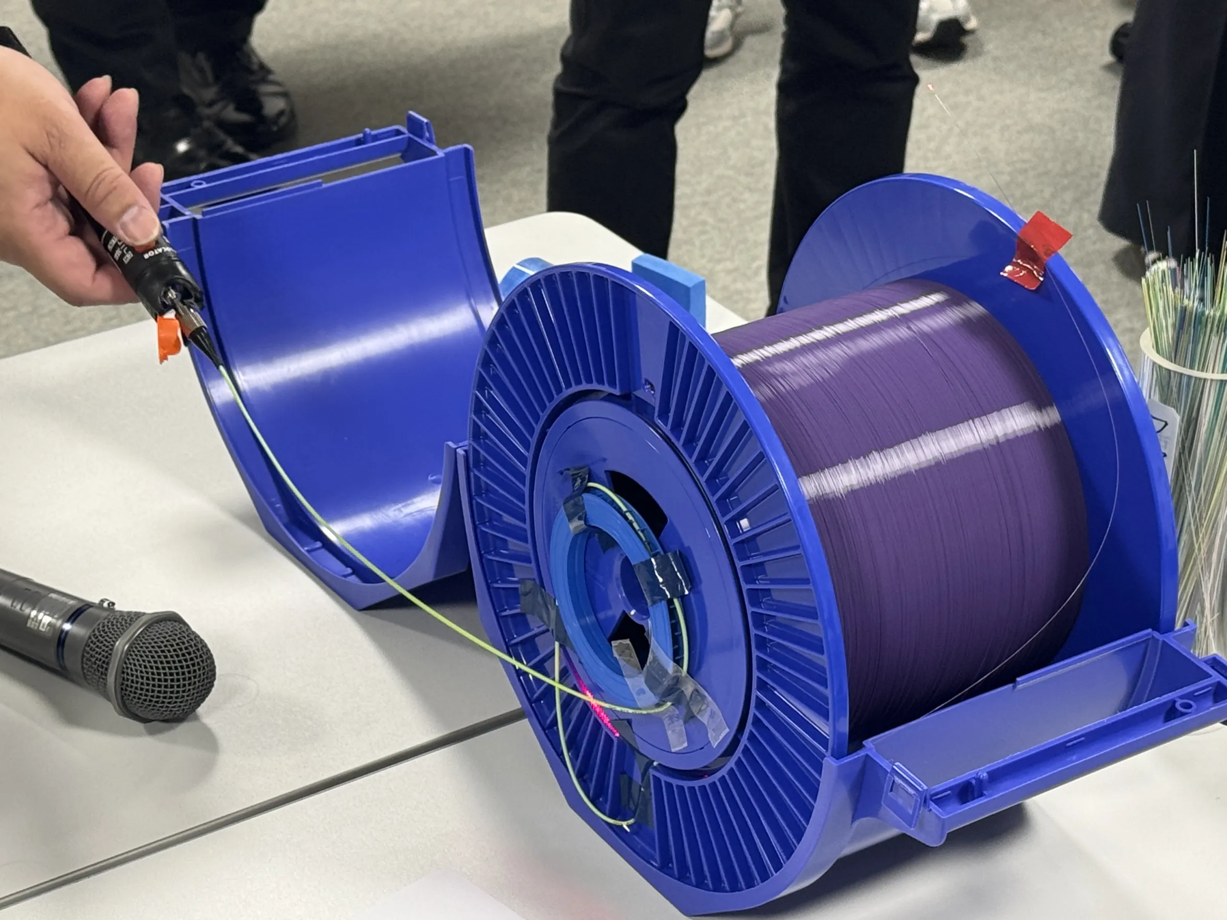 住友電工は伝送容量を2倍化する次世代2コア光ファイバの量産と過酷な深海を耐え抜く接続技術を確立し、生成AI時代の世界通信を支える。