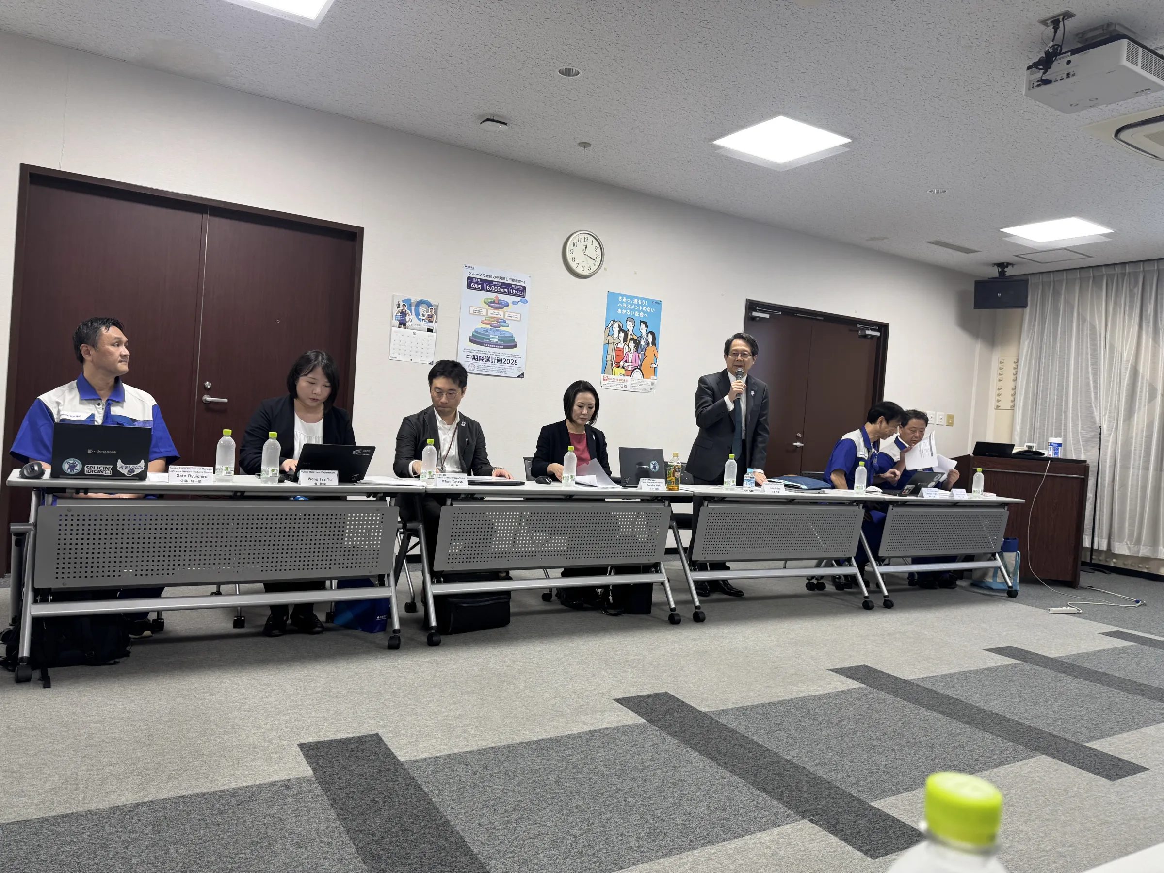 住友電工は伝送容量を2倍化する次世代2コア光ファイバの量産と過酷な深海を耐え抜く接続技術を確立し、生成AI時代の世界通信を支える。