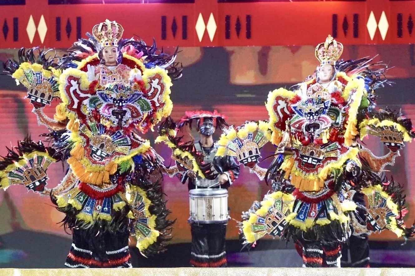 台南姐妹市菲律賓阿克蘭省，在國際團隊大匯演帶來阿替阿替漢狂歡節演出。（圖/台南市府提供）