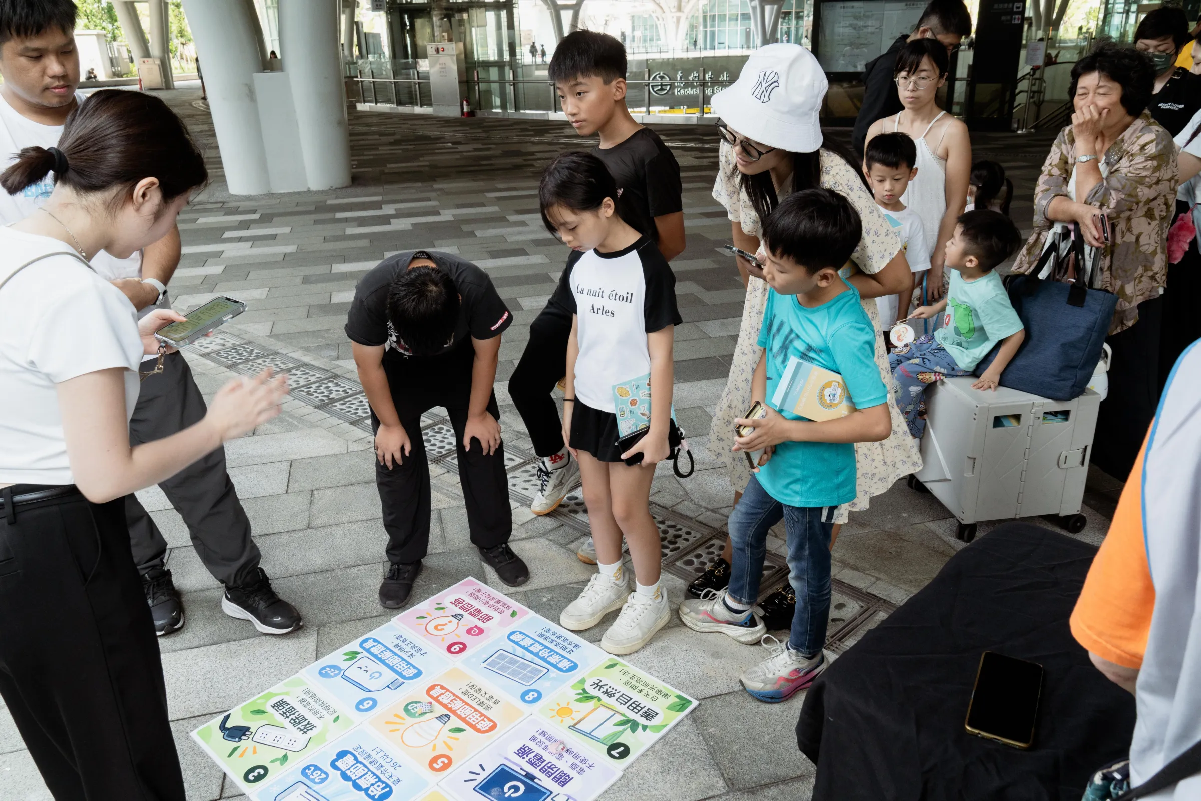 民眾攜家帶眷參加成果展闖關活動。（圖/高市經發局提供）