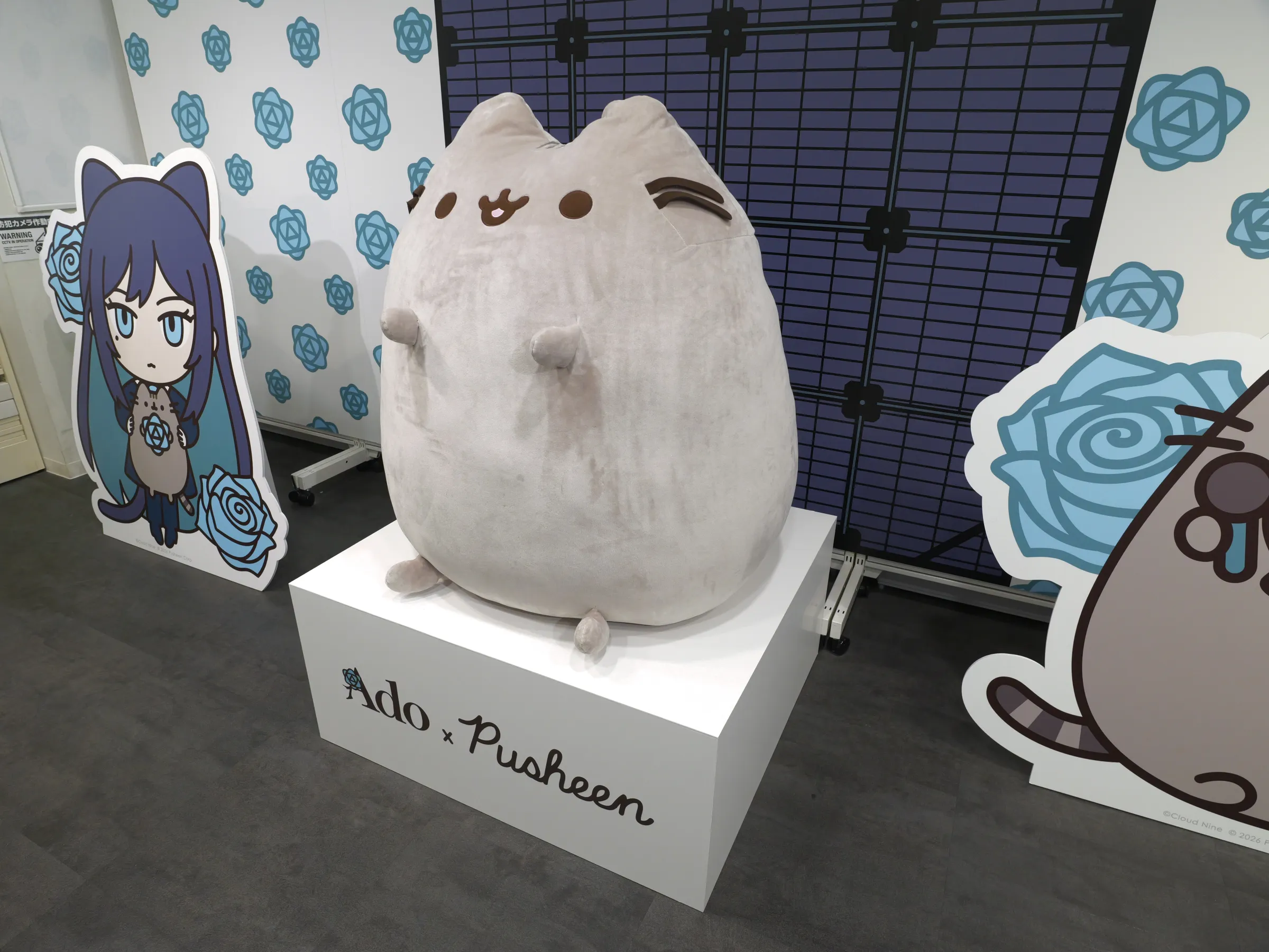 Ado促成美國人氣貓「胖吉貓Pusheen」首度由官方進軍日本，於澀谷開設聯名快閃店歡慶24歲生日。©Cloud Nine © 2026 Pusheen Corp.