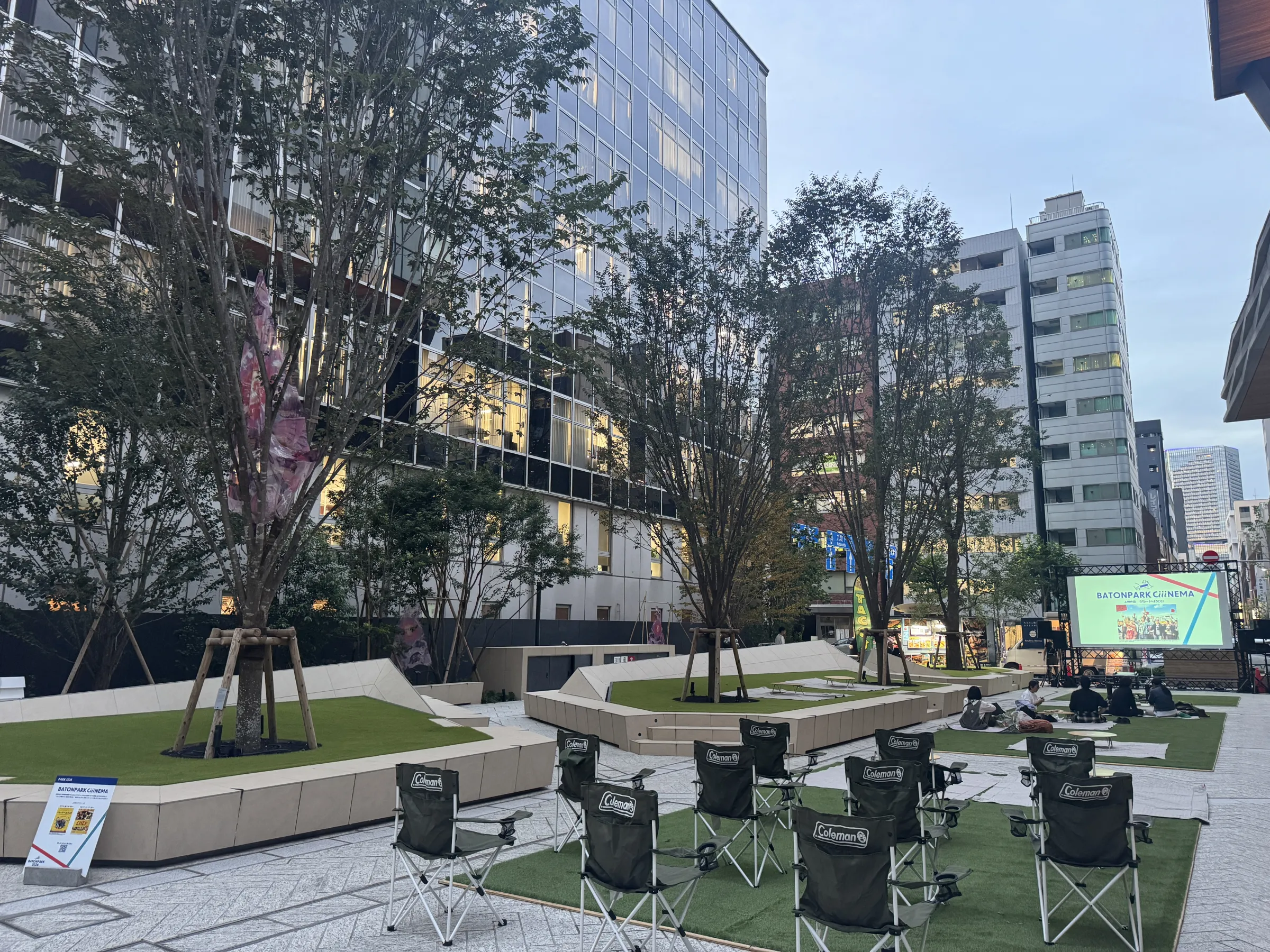 三菱地所は大手町ゲートビルの開業に合わせ、健康増進やエシカルマーケット、水辺空間の社会実験など多彩なソフト施策を公開し、大手町から神田へと広がる賑わいと回遊性の創出を示した。黃信維