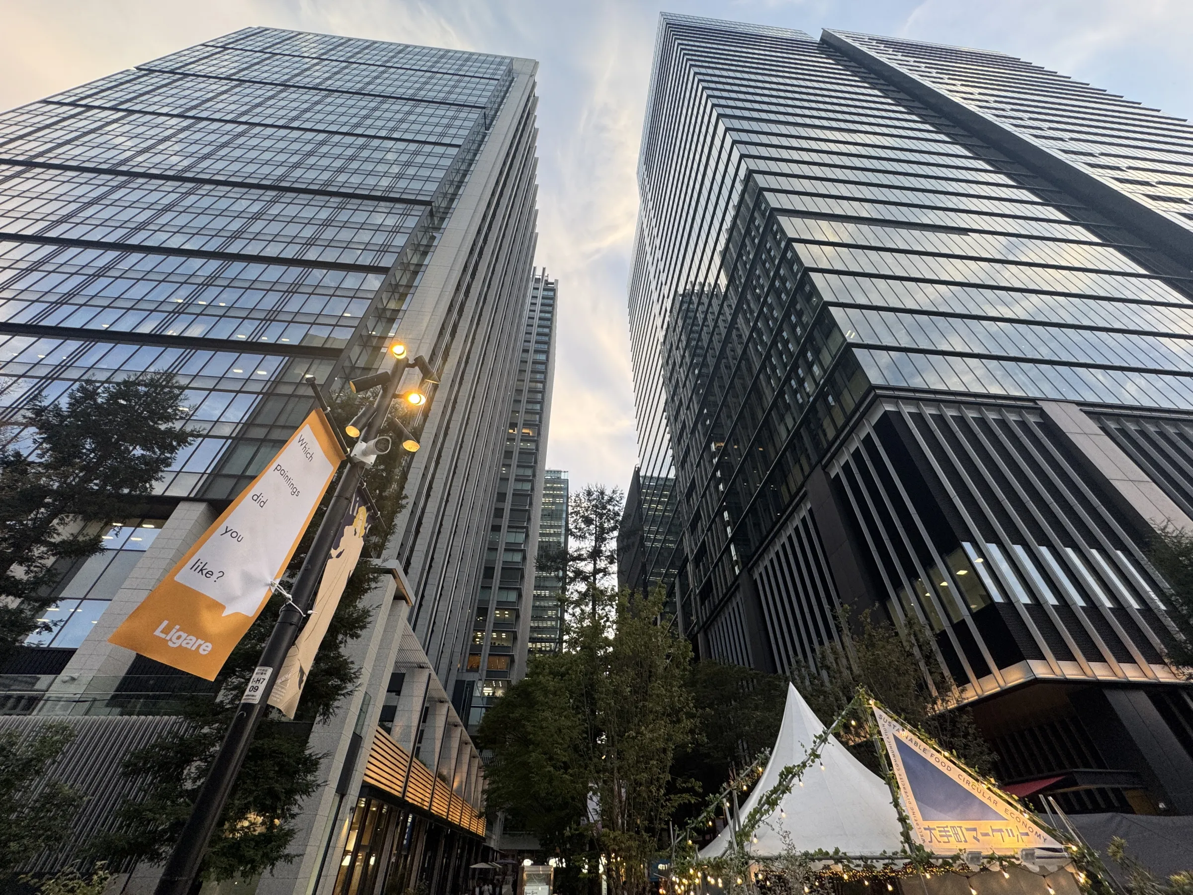 三菱地所は大手町ゲートビルの開業に合わせ、健康増進やエシカルマーケット、水辺空間の社会実験など多彩なソフト施策を公開し、大手町から神田へと広がる賑わいと回遊性の創出を示した。黃信維