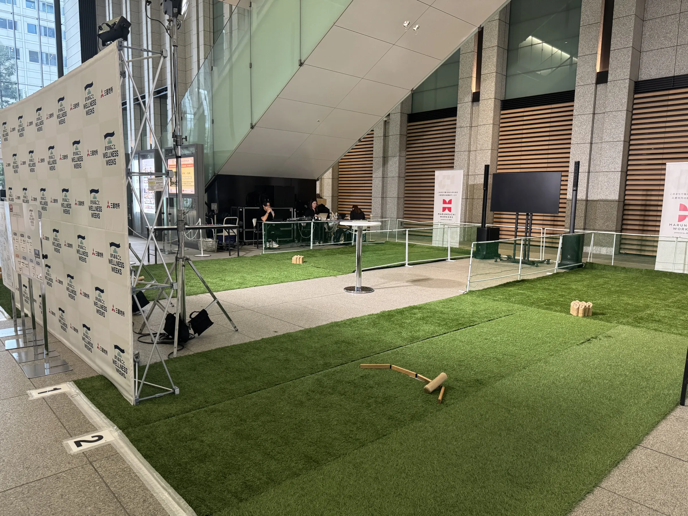 三菱地所は大手町ゲートビルの開業に合わせ、健康増進やエシカルマーケット、水辺空間の社会実験など多彩なソフト施策を公開し、大手町から神田へと広がる賑わいと回遊性の創出を示した。黃信維
