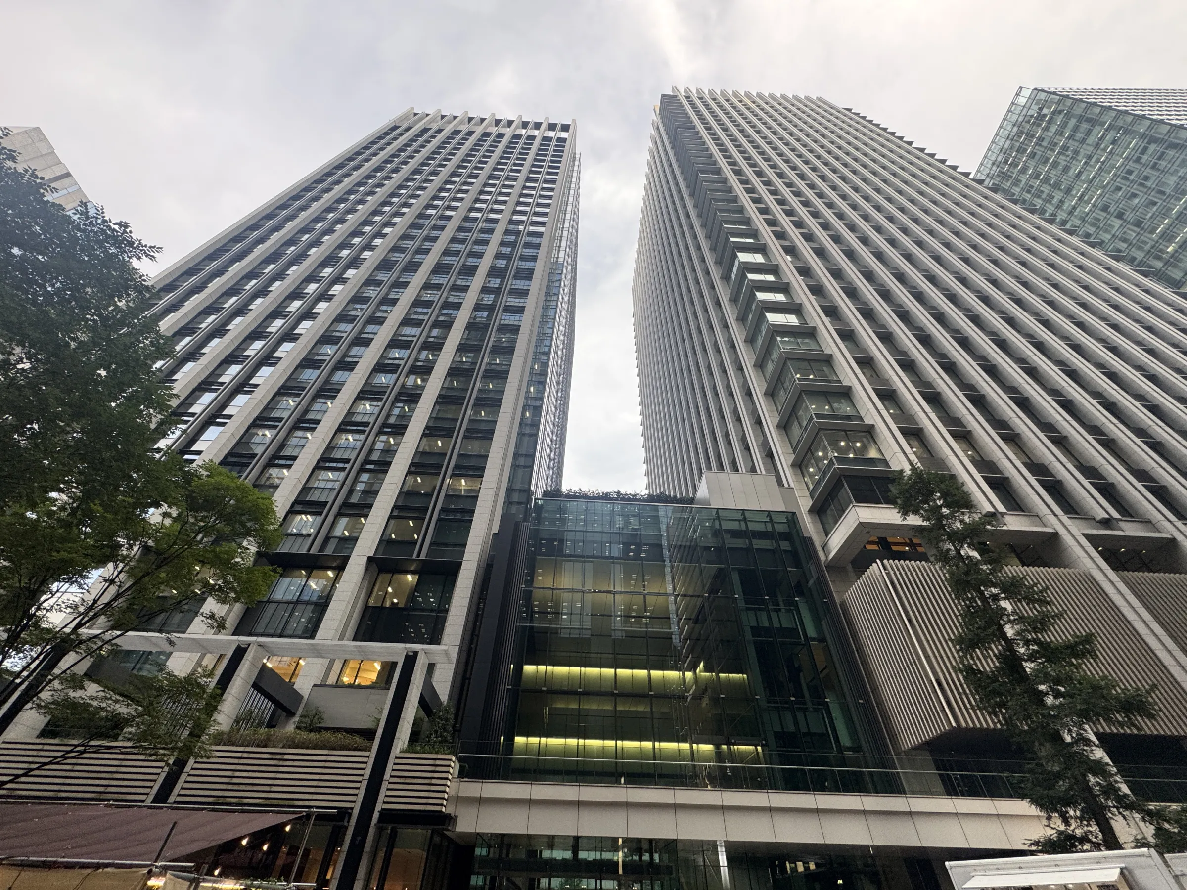 三菱地所は大手町ゲートビルの開業に合わせ、健康増進やエシカルマーケット、水辺空間の社会実験など多彩なソフト施策を公開し、大手町から神田へと広がる賑わいと回遊性の創出を示した。黃信維