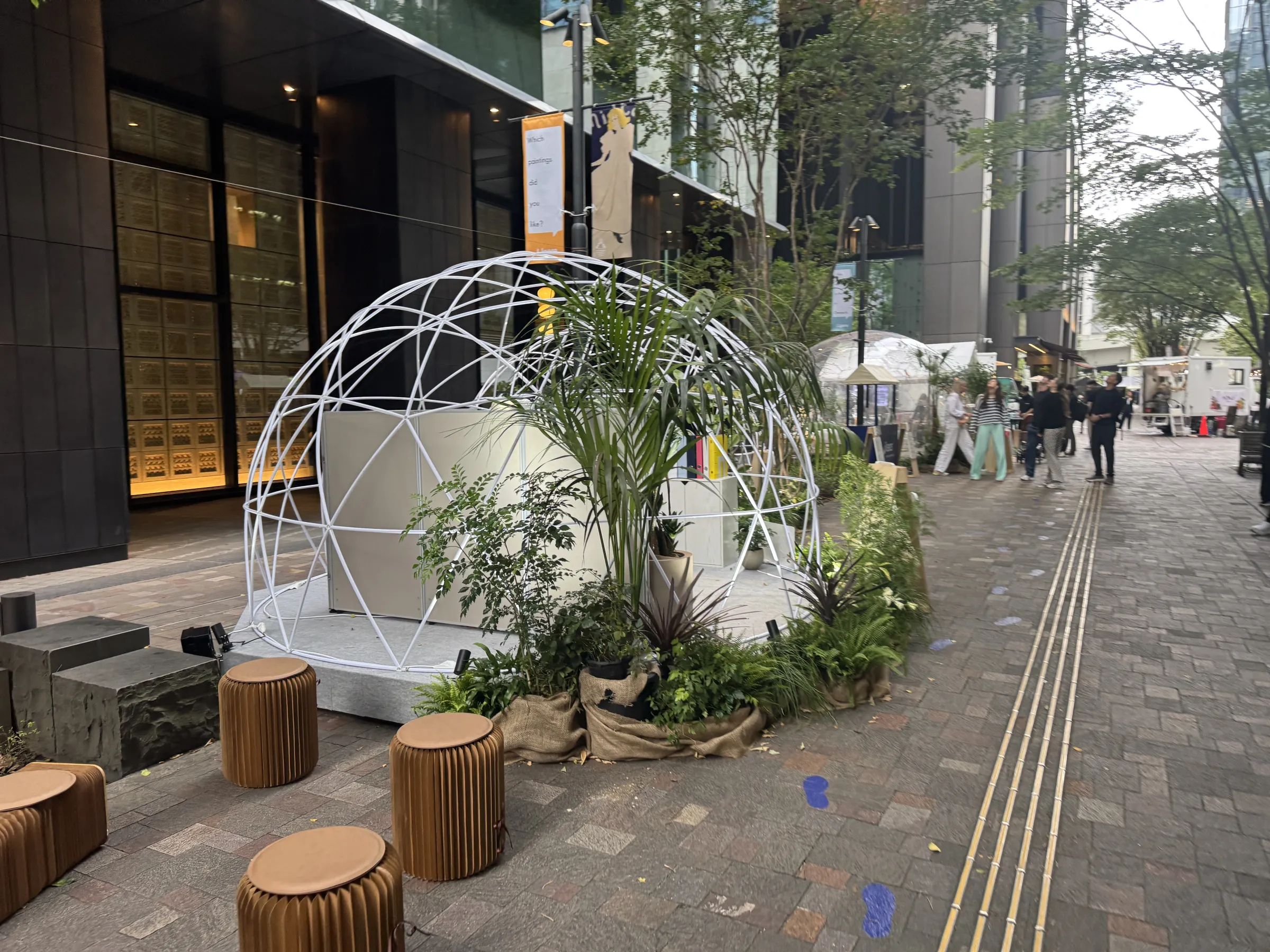三菱地所は大手町ゲートビルの開業に合わせ、健康増進やエシカルマーケット、水辺空間の社会実験など多彩なソフト施策を公開し、大手町から神田へと広がる賑わいと回遊性の創出を示した。黃信維