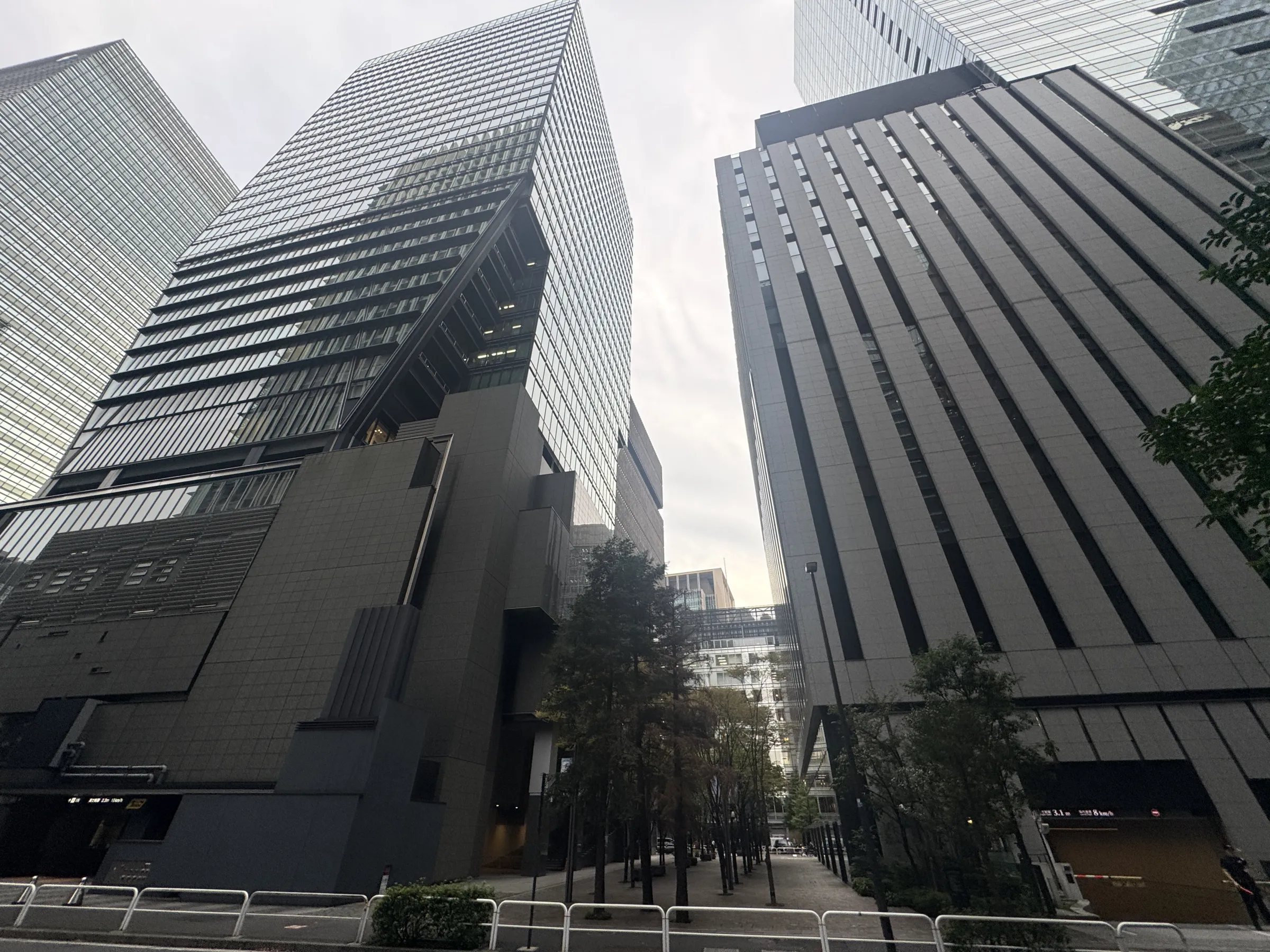 三菱地所は大手町ゲートビルの開業に合わせ、健康増進やエシカルマーケット、水辺空間の社会実験など多彩なソフト施策を公開し、大手町から神田へと広がる賑わいと回遊性の創出を示した。黃信維