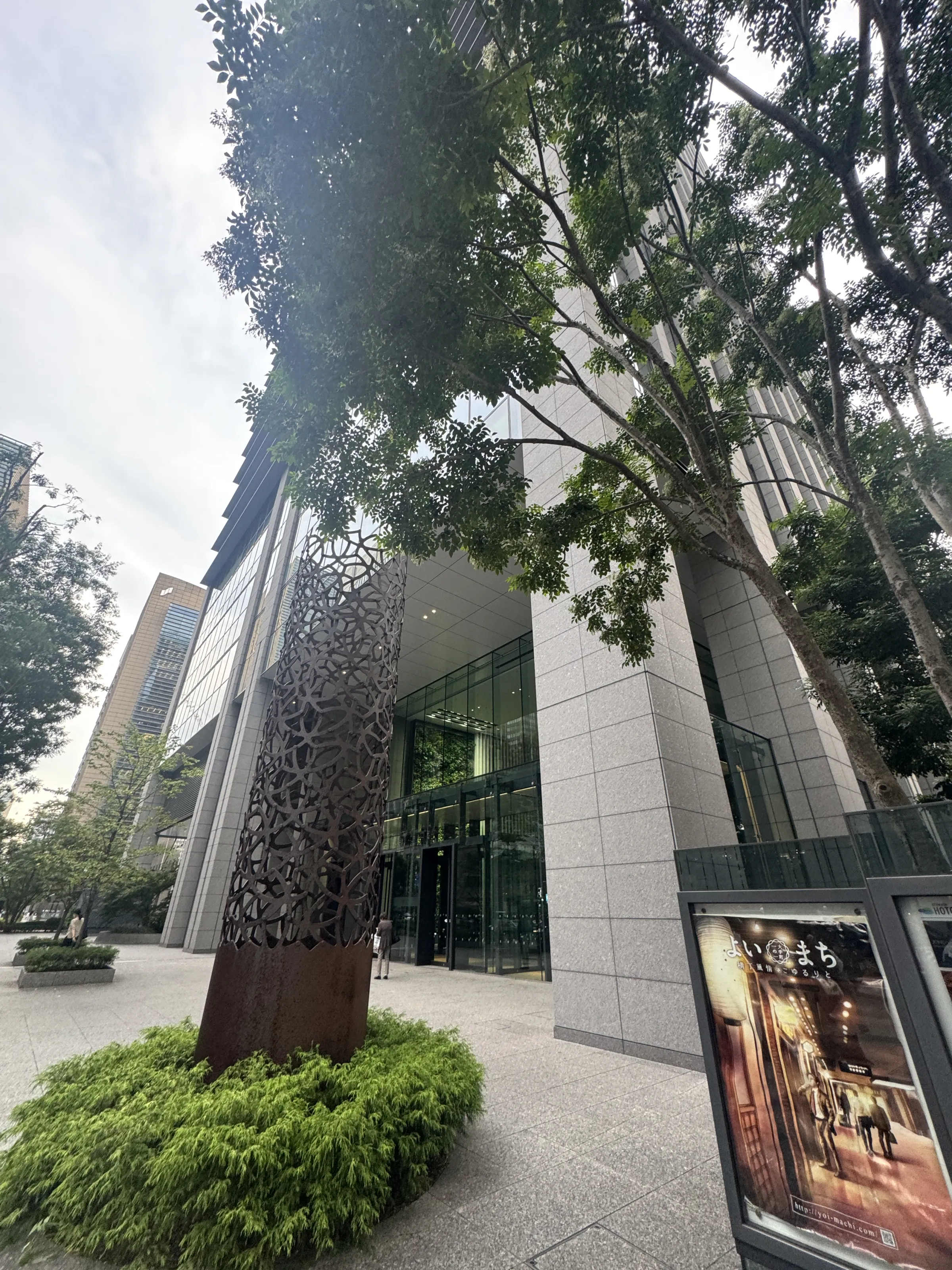 三菱地所は大手町ゲートビルの開業に合わせ、健康増進やエシカルマーケット、水辺空間の社会実験など多彩なソフト施策を公開し、大手町から神田へと広がる賑わいと回遊性の創出を示した。黃信維