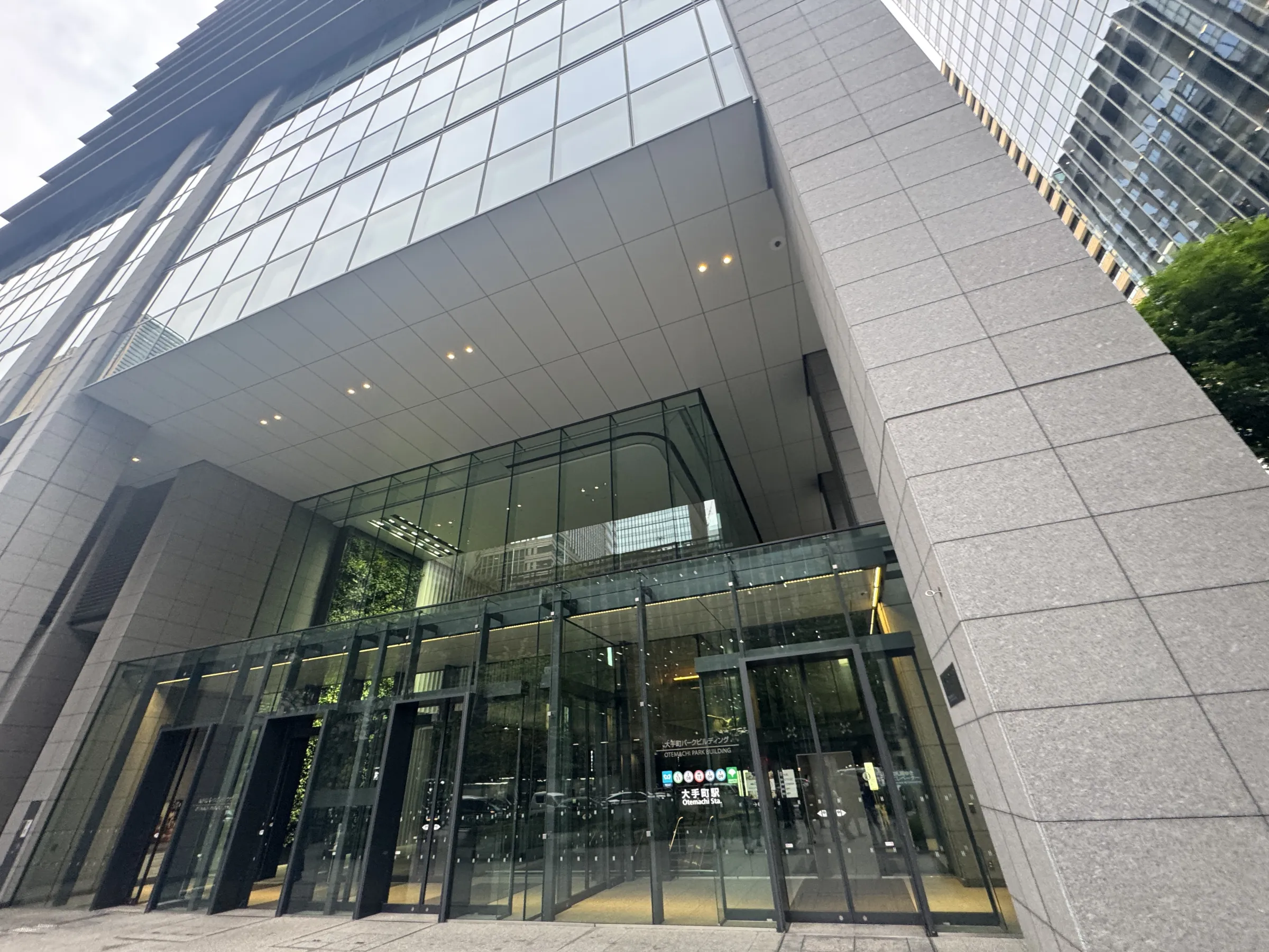 三菱地所は大手町ゲートビルの開業に合わせ、健康増進やエシカルマーケット、水辺空間の社会実験など多彩なソフト施策を公開し、大手町から神田へと広がる賑わいと回遊性の創出を示した。黃信維