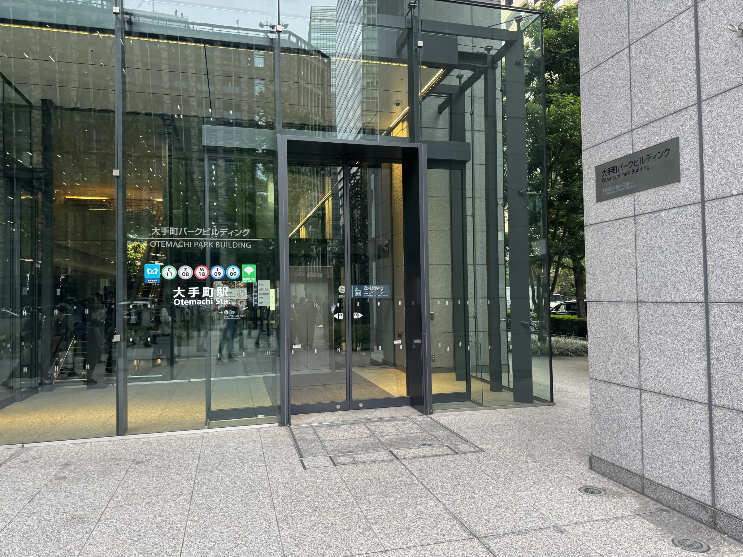 三菱地所は大手町ゲートビルの開業に合わせ、健康増進やエシカルマーケット、水辺空間の社会実験など多彩なソフト施策を公開し、大手町から神田へと広がる賑わいと回遊性の創出を示した。黃信維