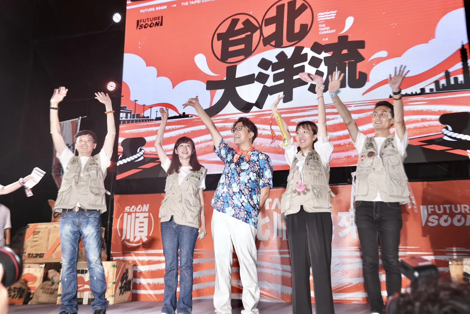 民進党の台北市長選候補・沈伯洋氏（中央）が18日、民権公園で市政演説を実施。（劉偉宏撮影）