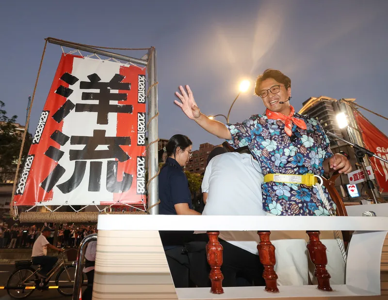 沈伯洋「台北大洋流」松山信義車掃活動（1） 民進黨台北市長參選人沈伯洋（右）18日在松山、信義區舉辦「台北大洋流」車掃活動，向支持者揮手致意。中央社記者謝佳璋攝115年10月18日