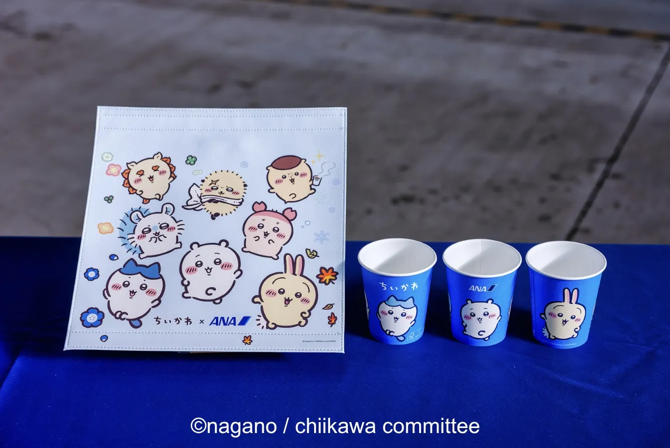 ANAが「ちいかわジェット」を初公開し、19日の初便運行や制服姿のコラボグッズ発売を発表した。©nagano / chiikawa committee