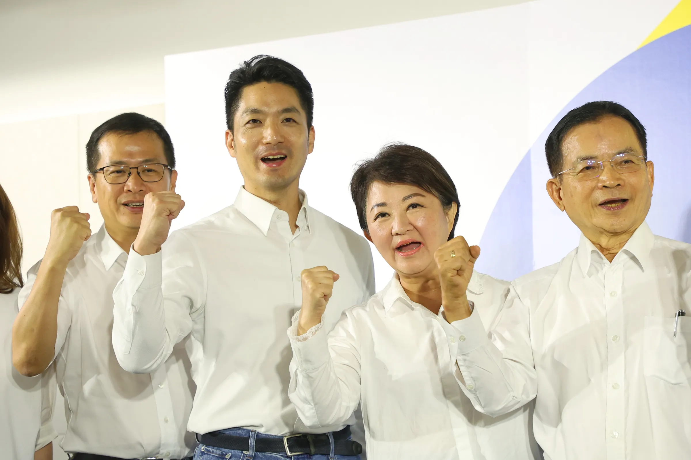 台中市の盧秀燕市長（右から2人目）は19日、蒋万安氏の選挙対策本部長に就任した。蒋陣営は大物を迎え、巻き返しを図る構えを見せている。（顏麟宇撮影）