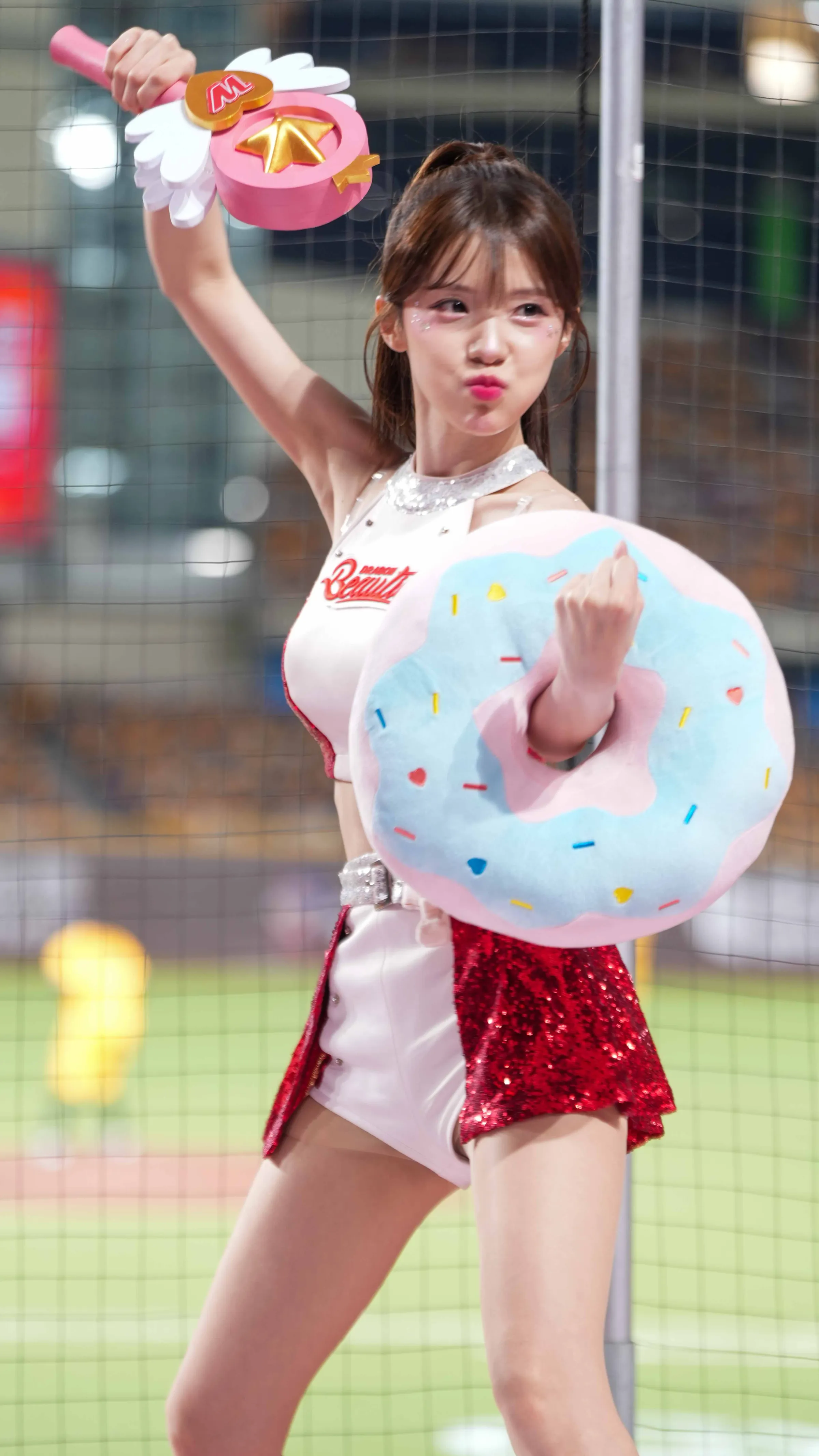 味全龍韓籍啦啦隊成員李多慧18日受訪時開出奪冠祭品文，豪氣承諾若球隊拿下總冠軍，就請1000名粉絲吃飯。（圖／張一笙攝）