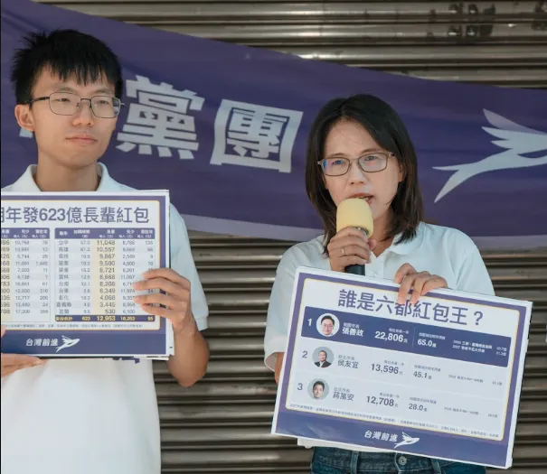 (左) 時代力量台北市士林北投議員參選人謝閔弘、(右)小民參政歐巴桑聯盟桃園市議員參選人沈佩玲