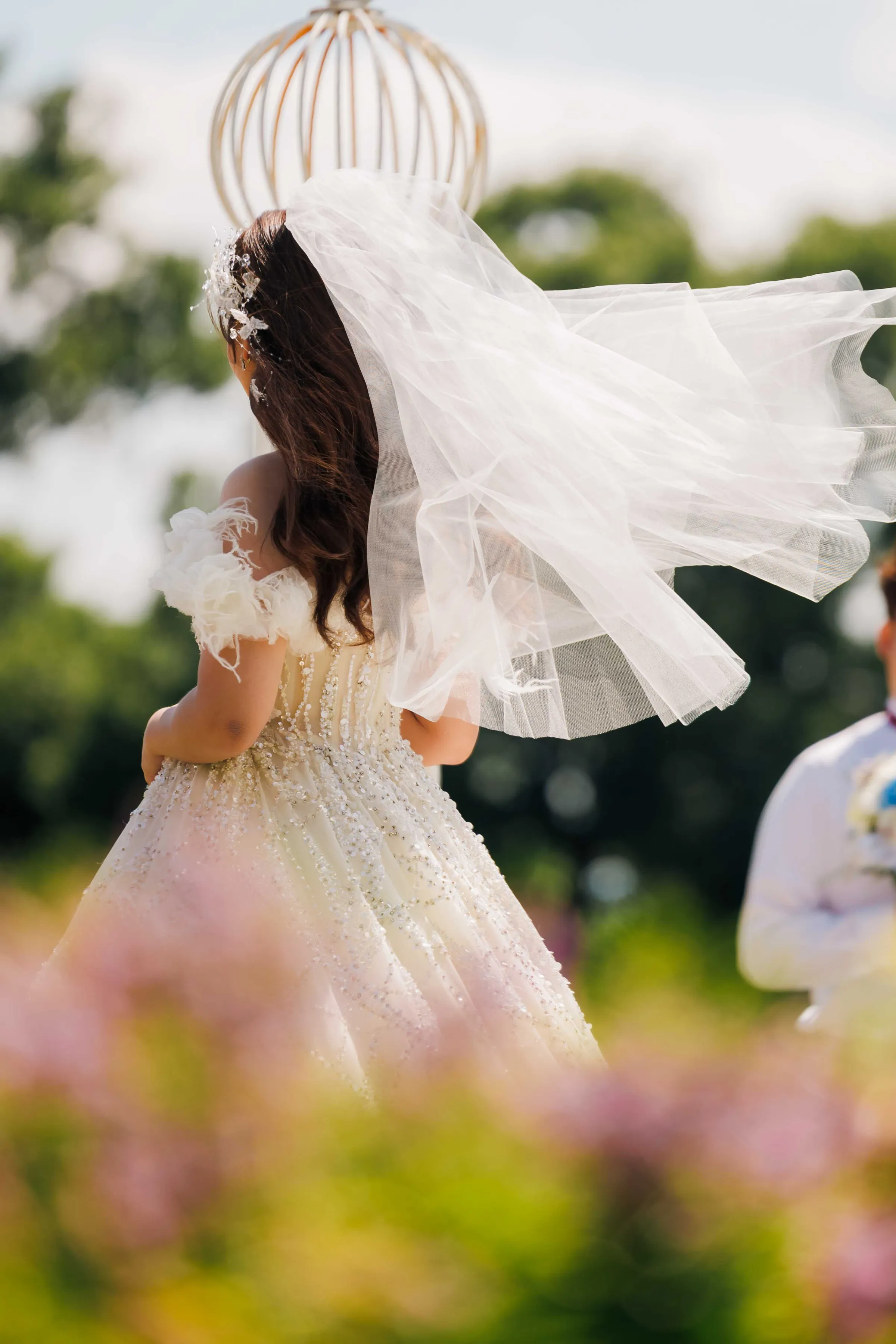 強烈颱風薔琵恐在光復節連假期間接近台灣，適逢10月25日結婚吉日，不少準新人擔心婚禮受到影響。（圖／張一笙）