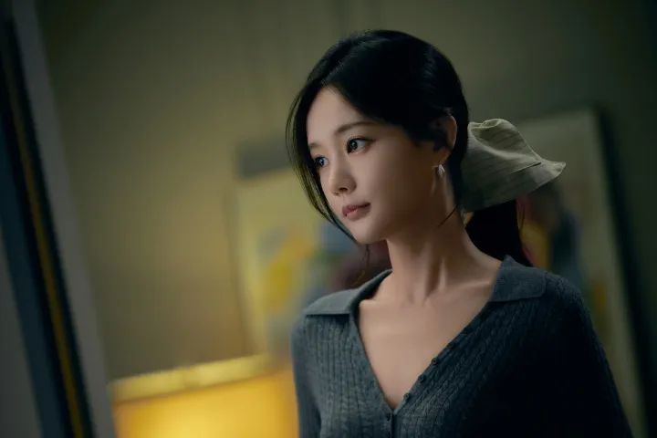 李一桐在《美人余》中飾演豪門千金余夢，婚後5年才發現丈夫與家中保母竟是真正的夫妻，驚人劇情掀起討論。（圖／《美人余》劇照）