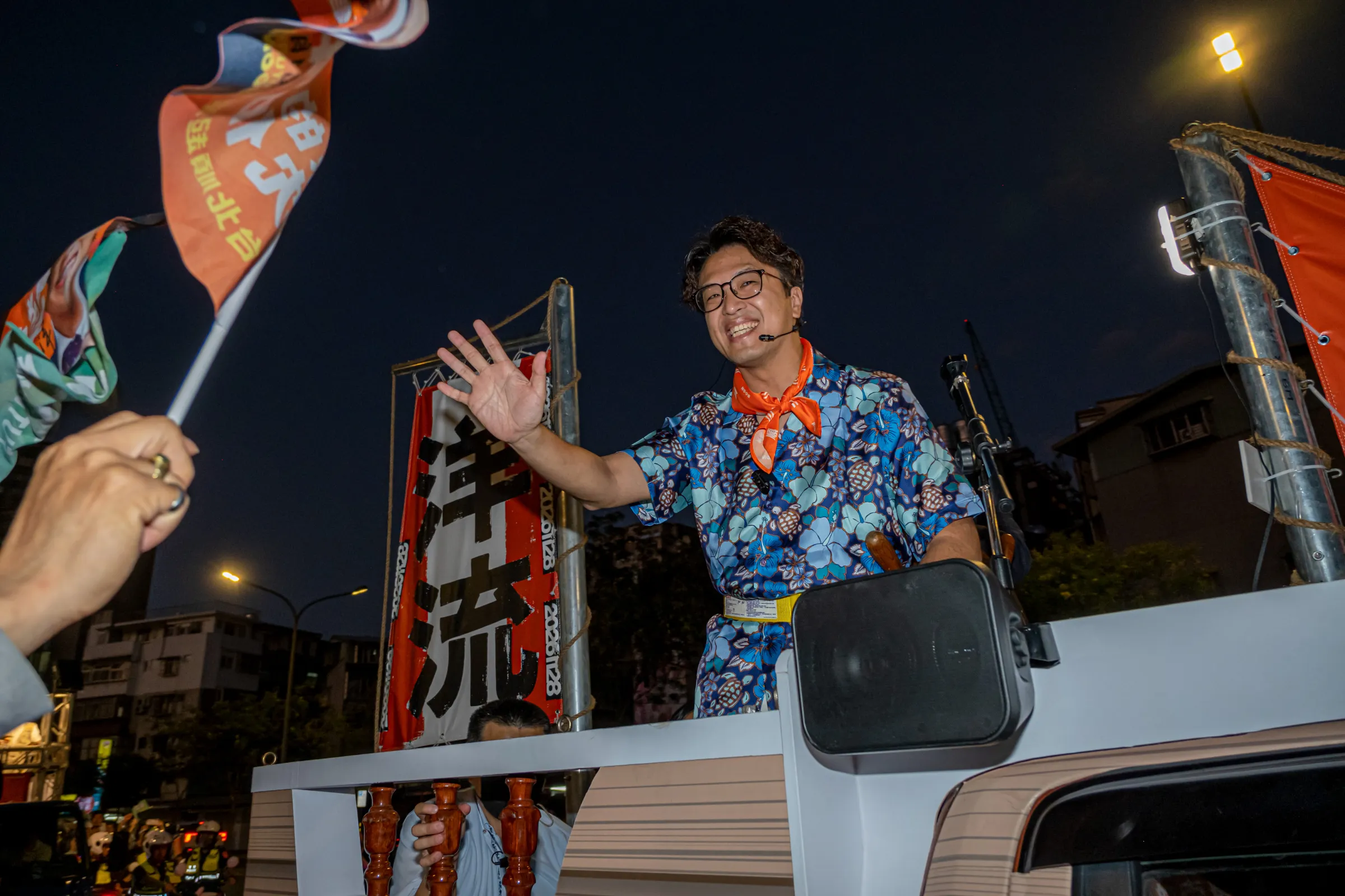 20261018-民進黨台北市長參選人沈伯洋（中）18日進行台北大洋流松山信義車隊掃街。（劉偉宏攝）