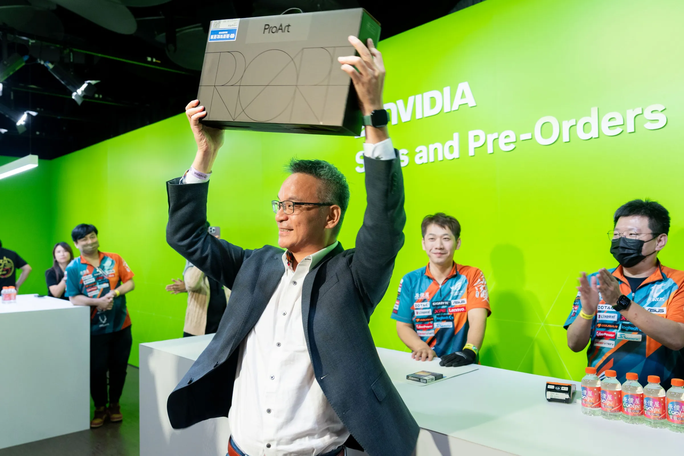 NVIDIA個人運算業務資深副總裁Jeff Fisher（中）現場加碼三台最新RTX Spark筆記型電腦。（輝達提供）